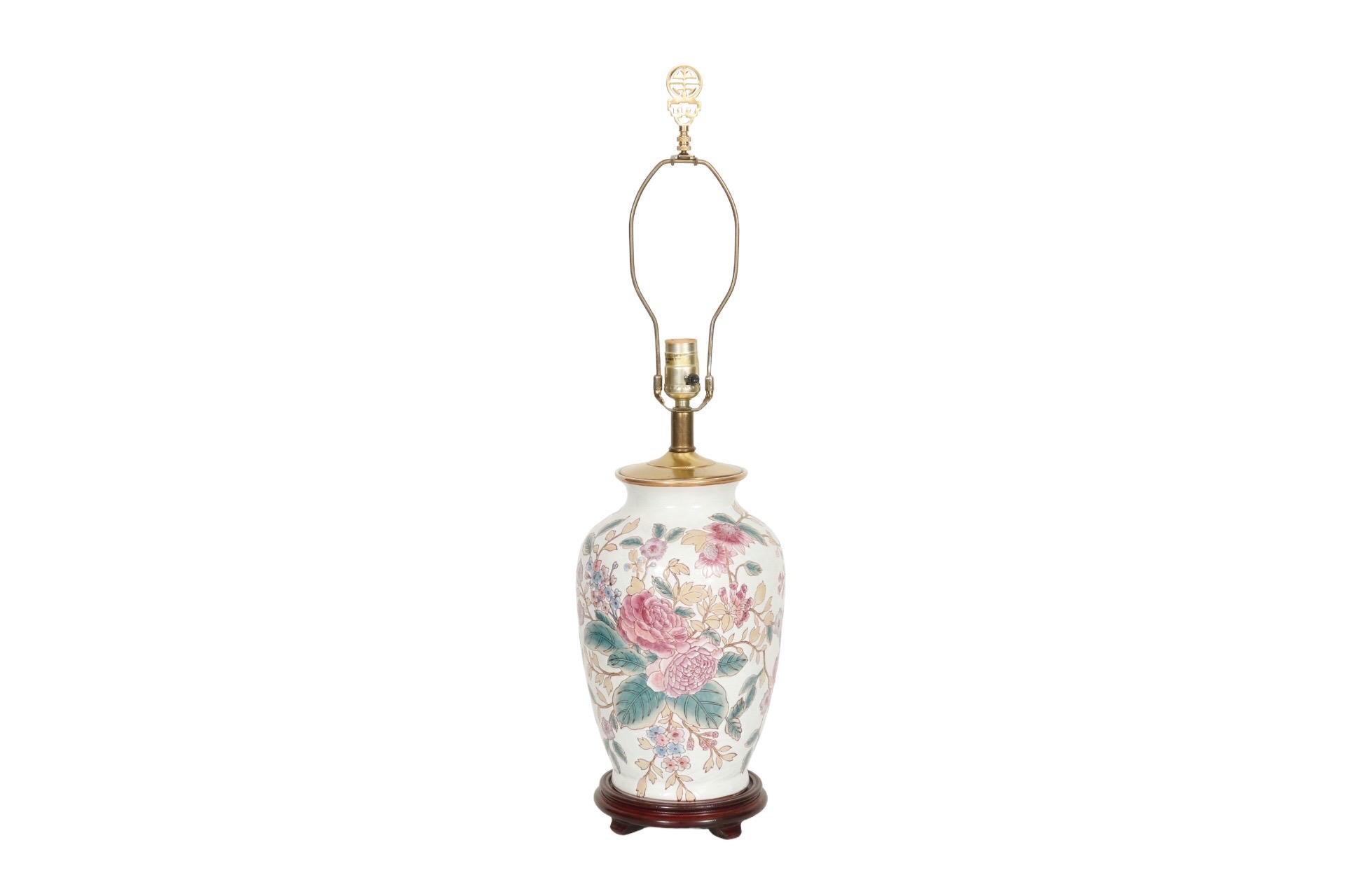 20ième siècle Paire de lampes de table en céramique florale de style Ming en vente