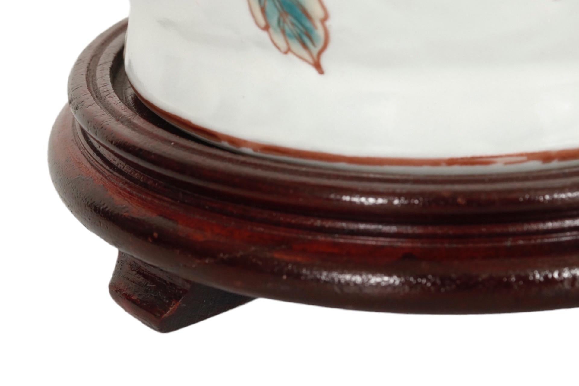 Paire de lampes de table en céramique florale de style Ming en vente 4