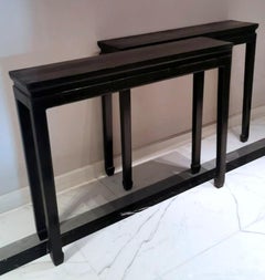 Paire de consoles chinoises laquées noires brillantes de style Ming