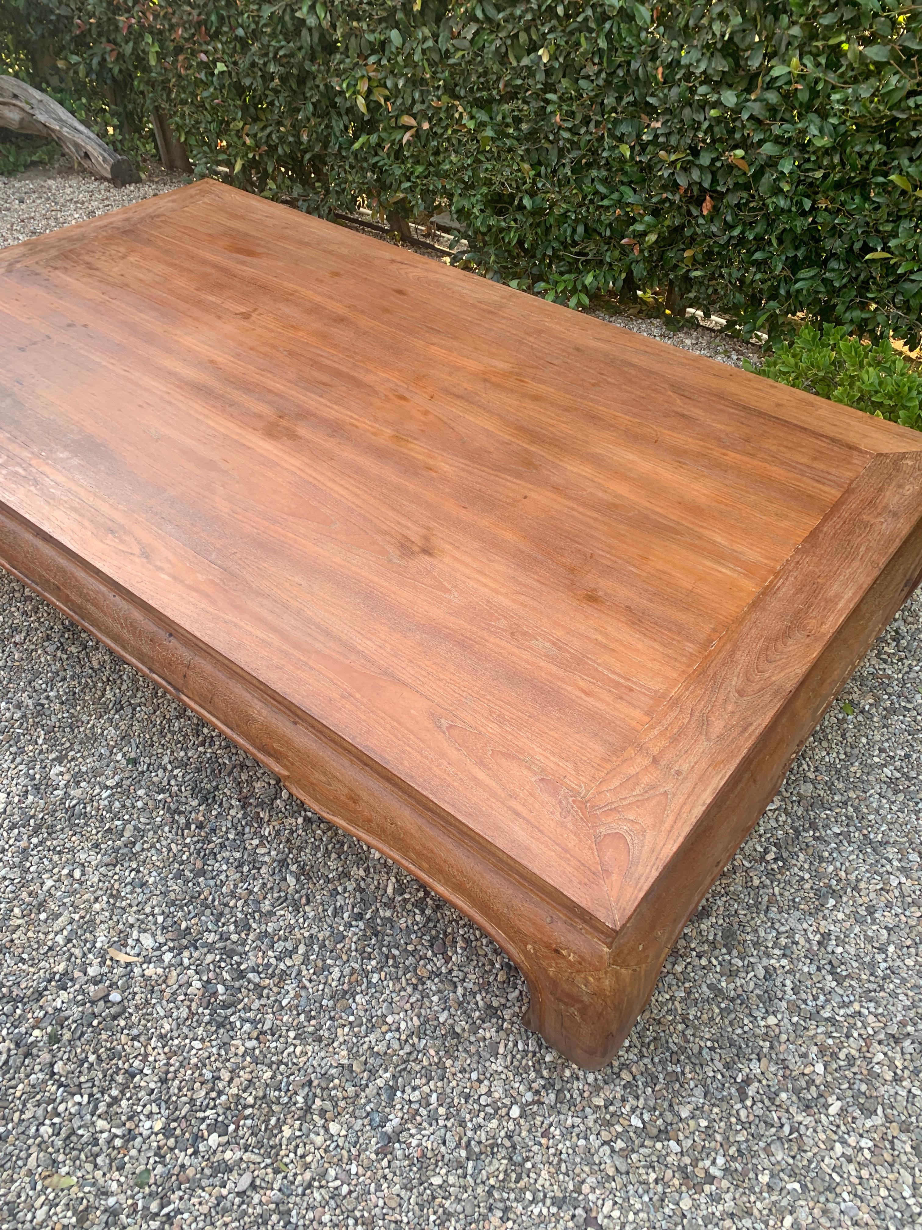20ième siècle Table de cocktail en bois patiné de style Ming en vente