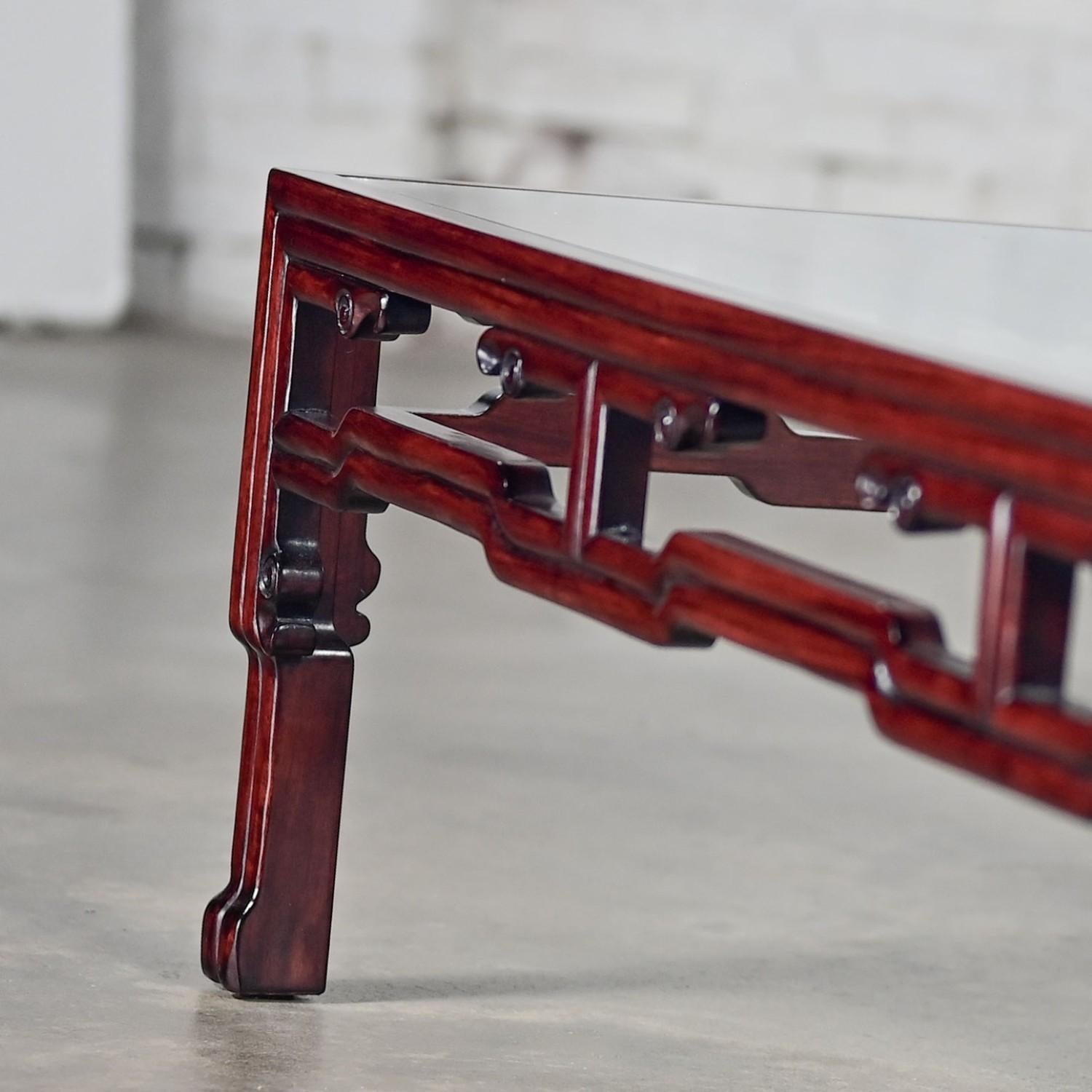 Mesa baja de palisandro estilo Ming con tablero rectangular de cristal insertado Fabricada en China en venta 8