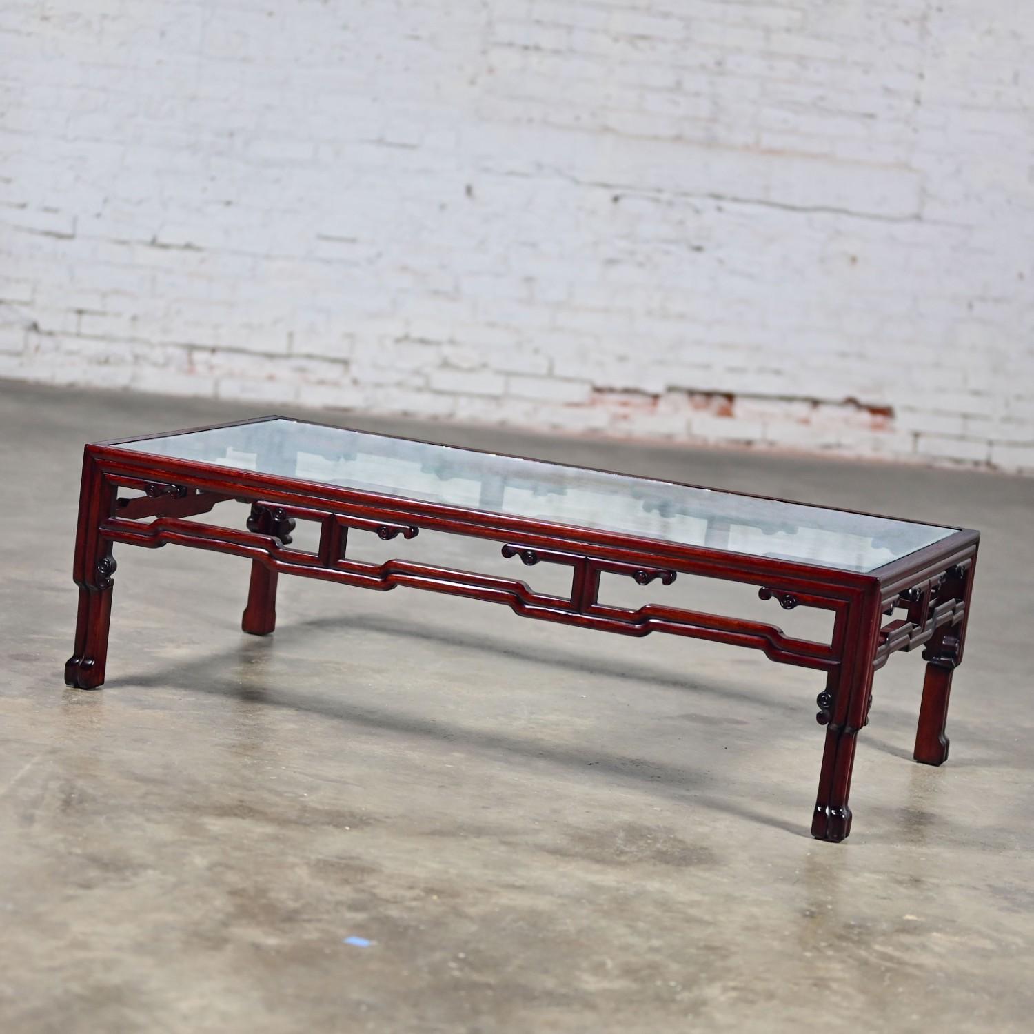 Maravillosa mesa de centro vintage de palisandro de estilo Ming con tablero rectangular de cristal insertado, fabricada en China. Bonito estado, teniendo en cuenta que es de época y no nuevo, por lo que tendrá signos de uso y desgaste aunque haya