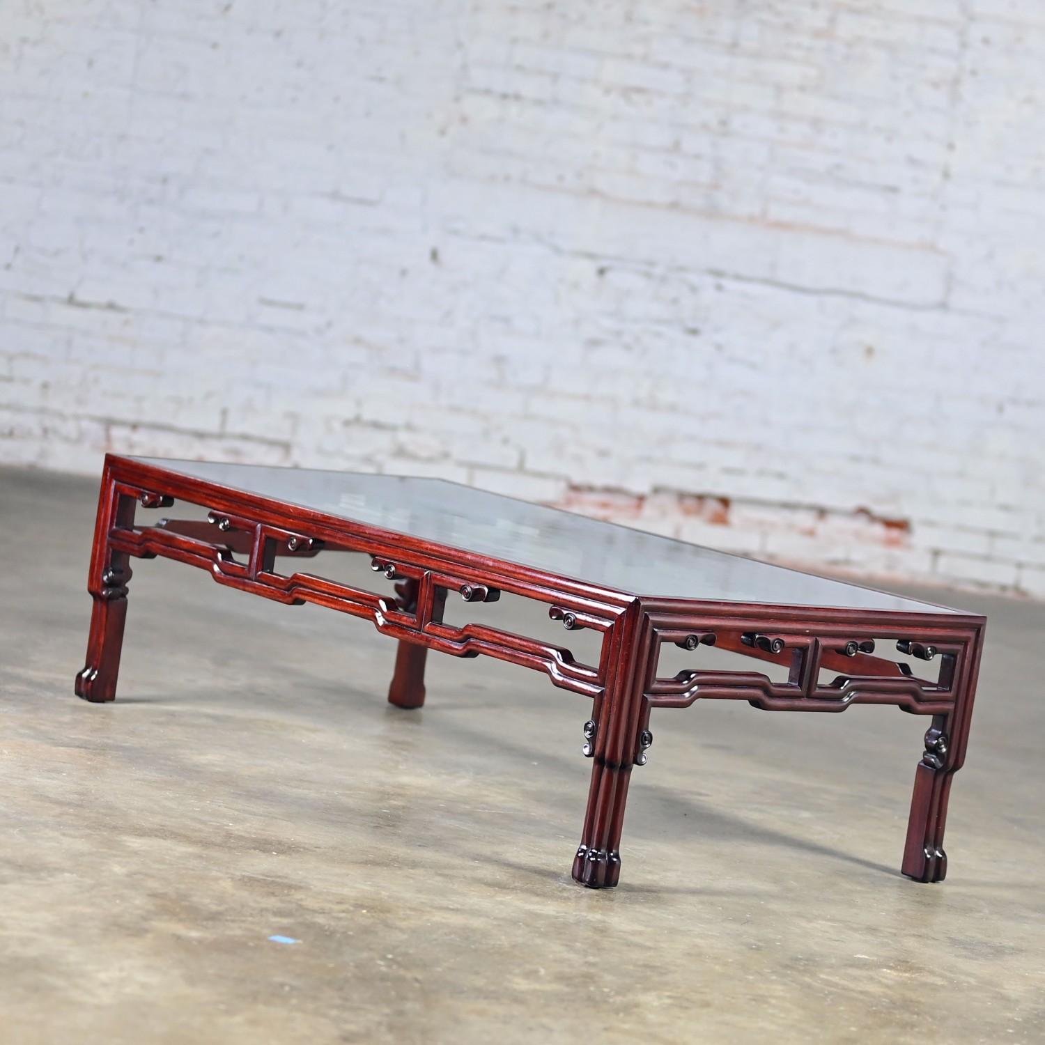 Mesa baja de palisandro estilo Ming con tablero rectangular de cristal insertado Fabricada en China siglo XX en venta