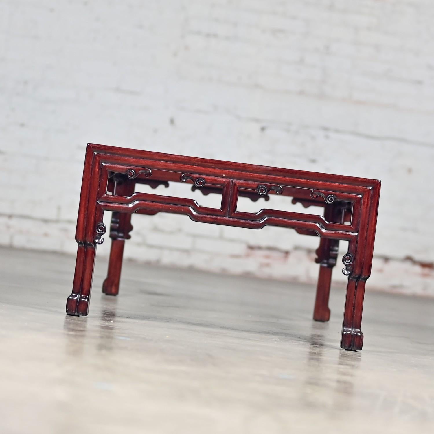 Mesa baja de palisandro estilo Ming con tablero rectangular de cristal insertado Fabricada en China en venta 1
