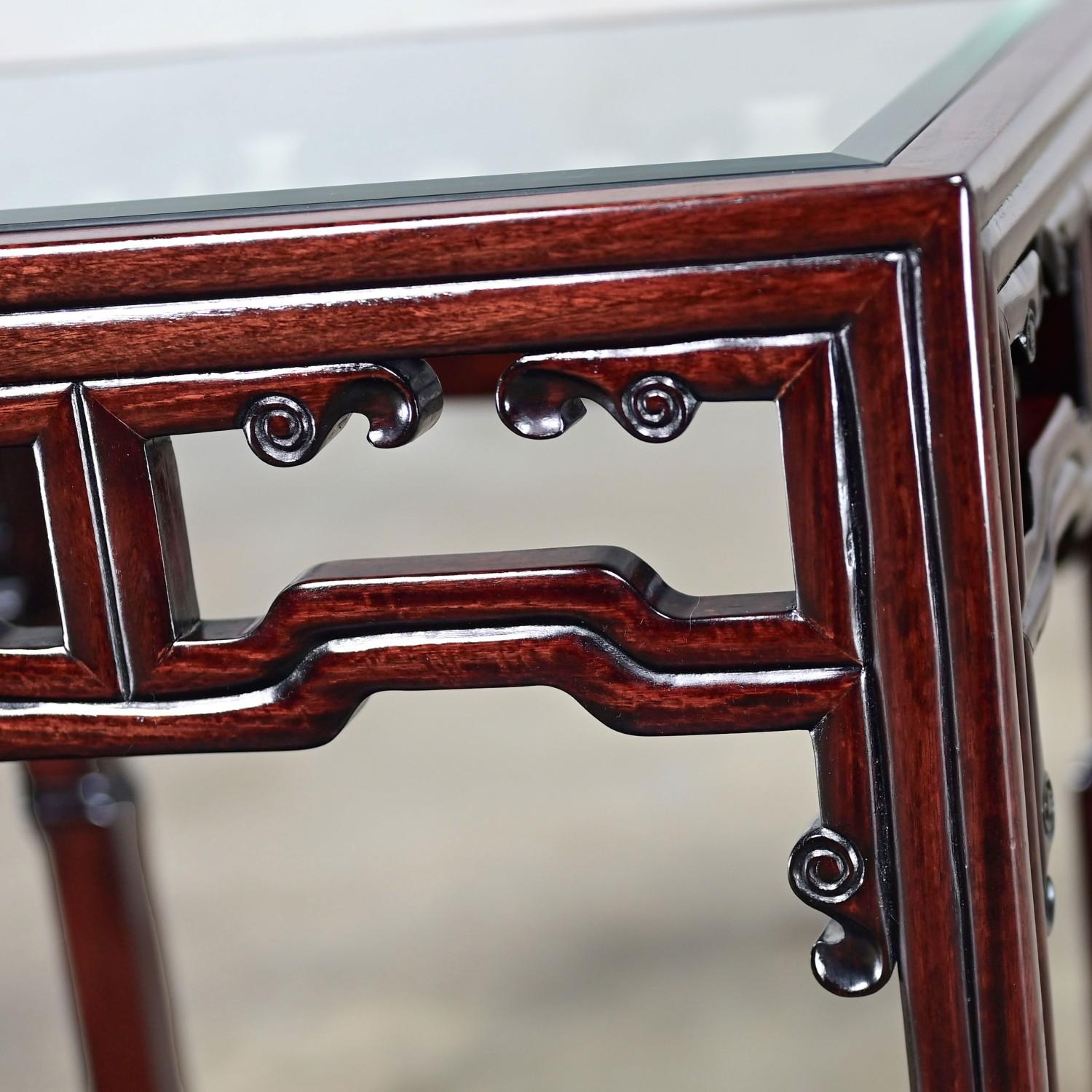 Table d'appoint ou de chevet en palissandre de style Ming avec plateau en verre Inséré Made in China en vente 4