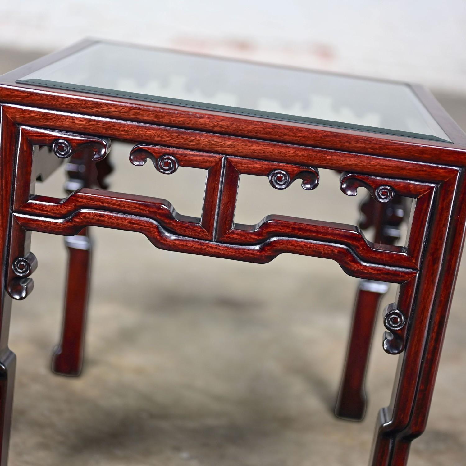 Table d'appoint ou de chevet en palissandre de style Ming avec plateau en verre Inséré Made in China en vente 5
