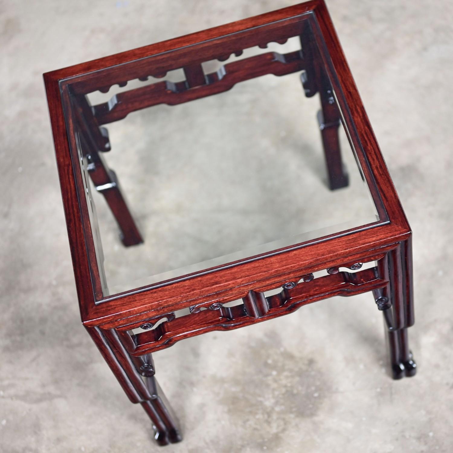 Table d'appoint ou de chevet en palissandre de style Ming avec plateau en verre Inséré Made in China en vente 7