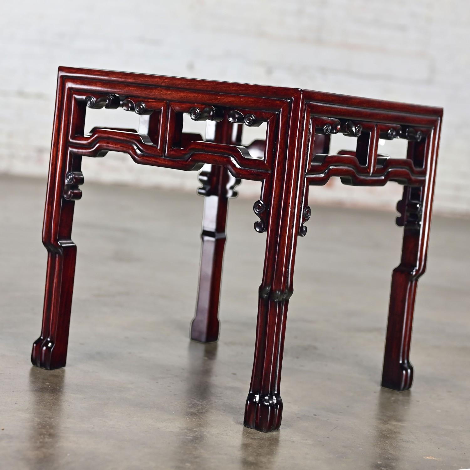 Table d'appoint ou de chevet en palissandre de style Ming avec plateau en verre Inséré Made in China en vente 8