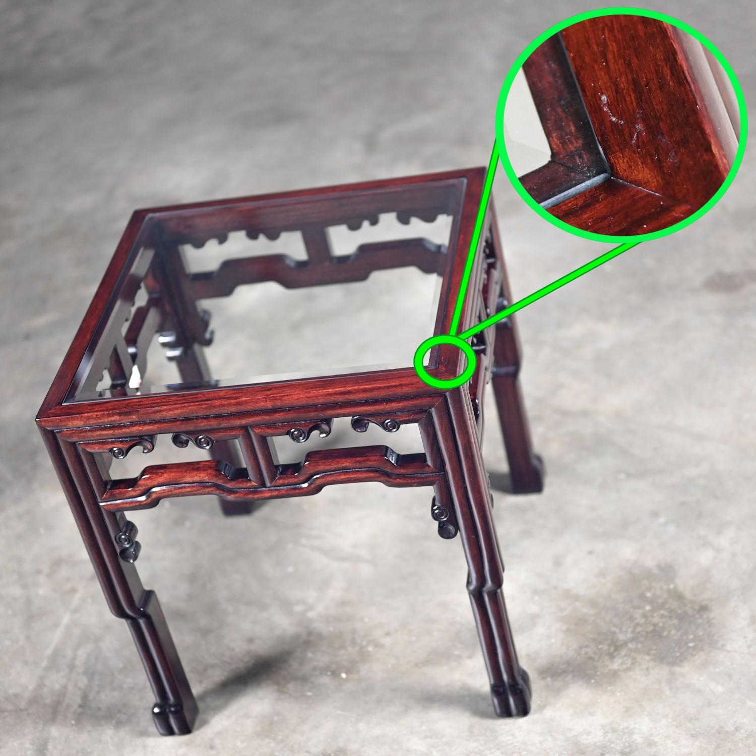 Table d'appoint ou de chevet en palissandre de style Ming avec plateau en verre Inséré Made in China en vente 9