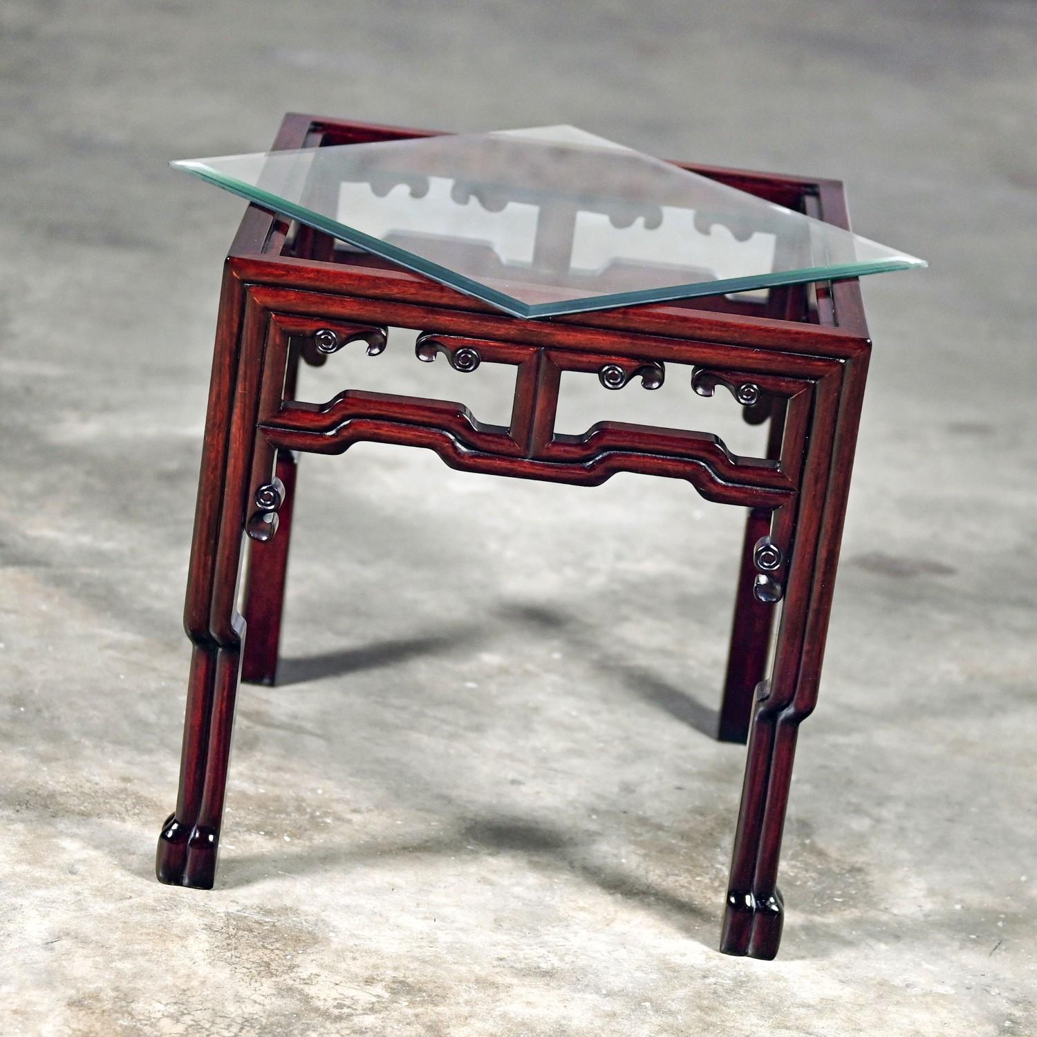 Table d'appoint ou de chevet en palissandre de style Ming avec plateau en verre Inséré Made in China en vente 10