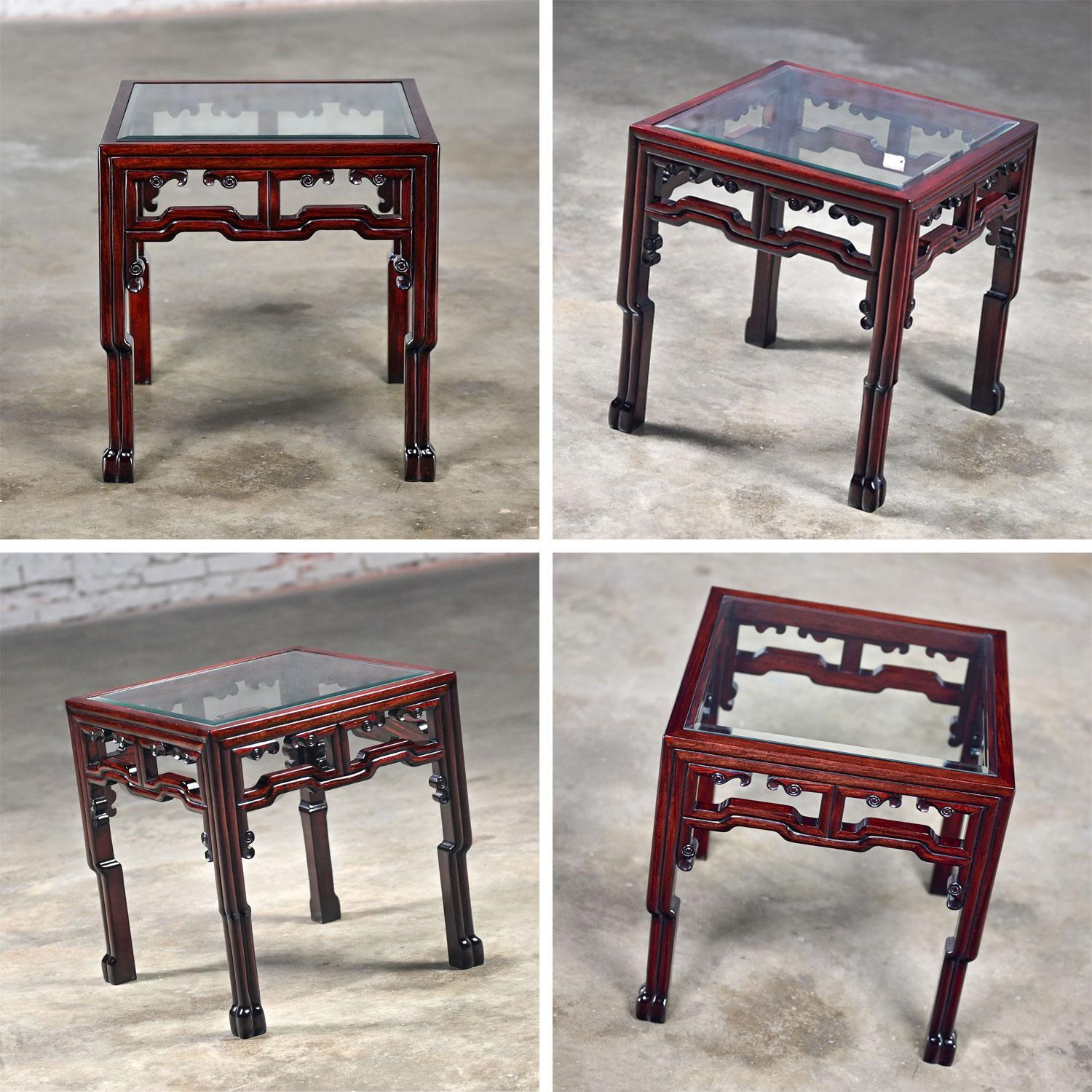 Table d'appoint ou de chevet en palissandre de style Ming avec plateau en verre Inséré Made in China en vente 11