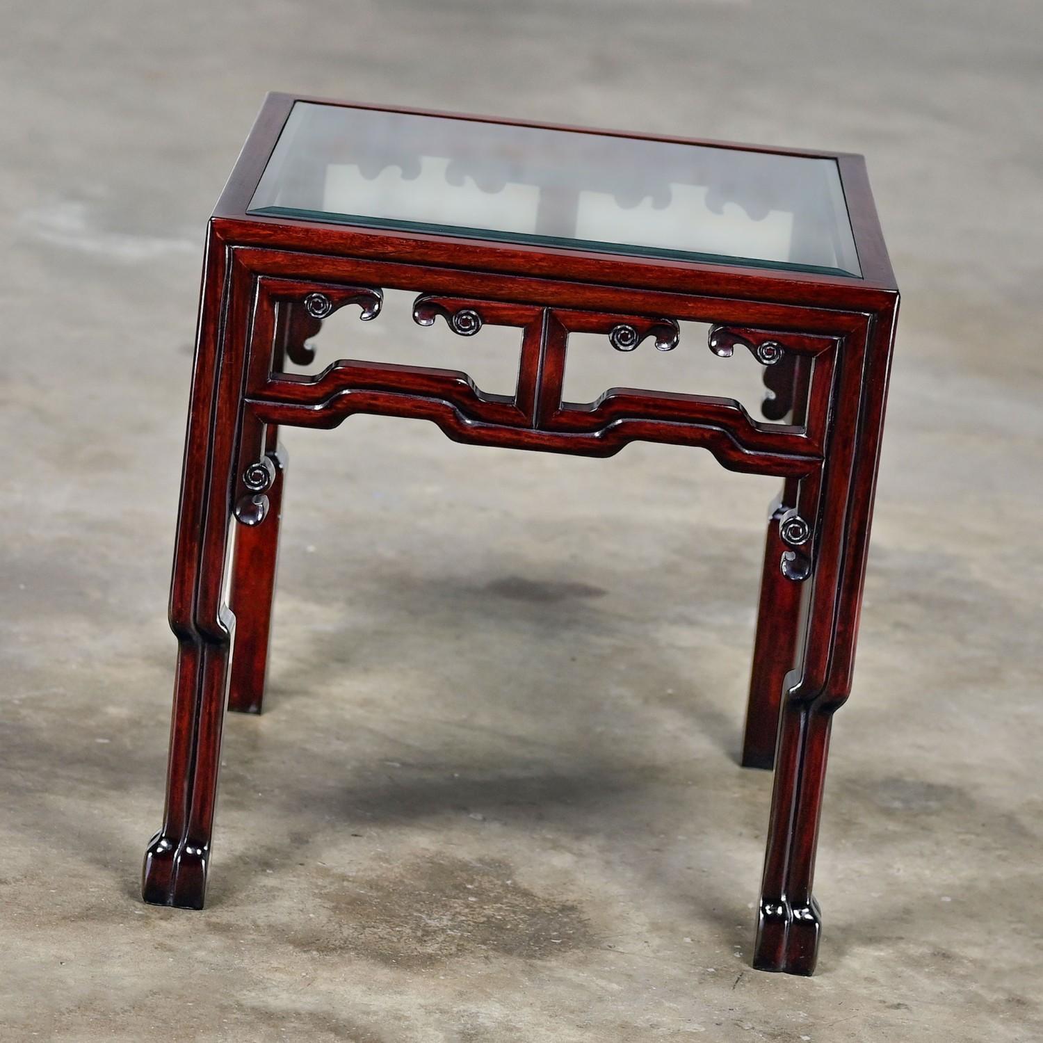 Table d'appoint ou de chevet en palissandre de style Ming avec plateau en verre Inséré Made in China en vente 13