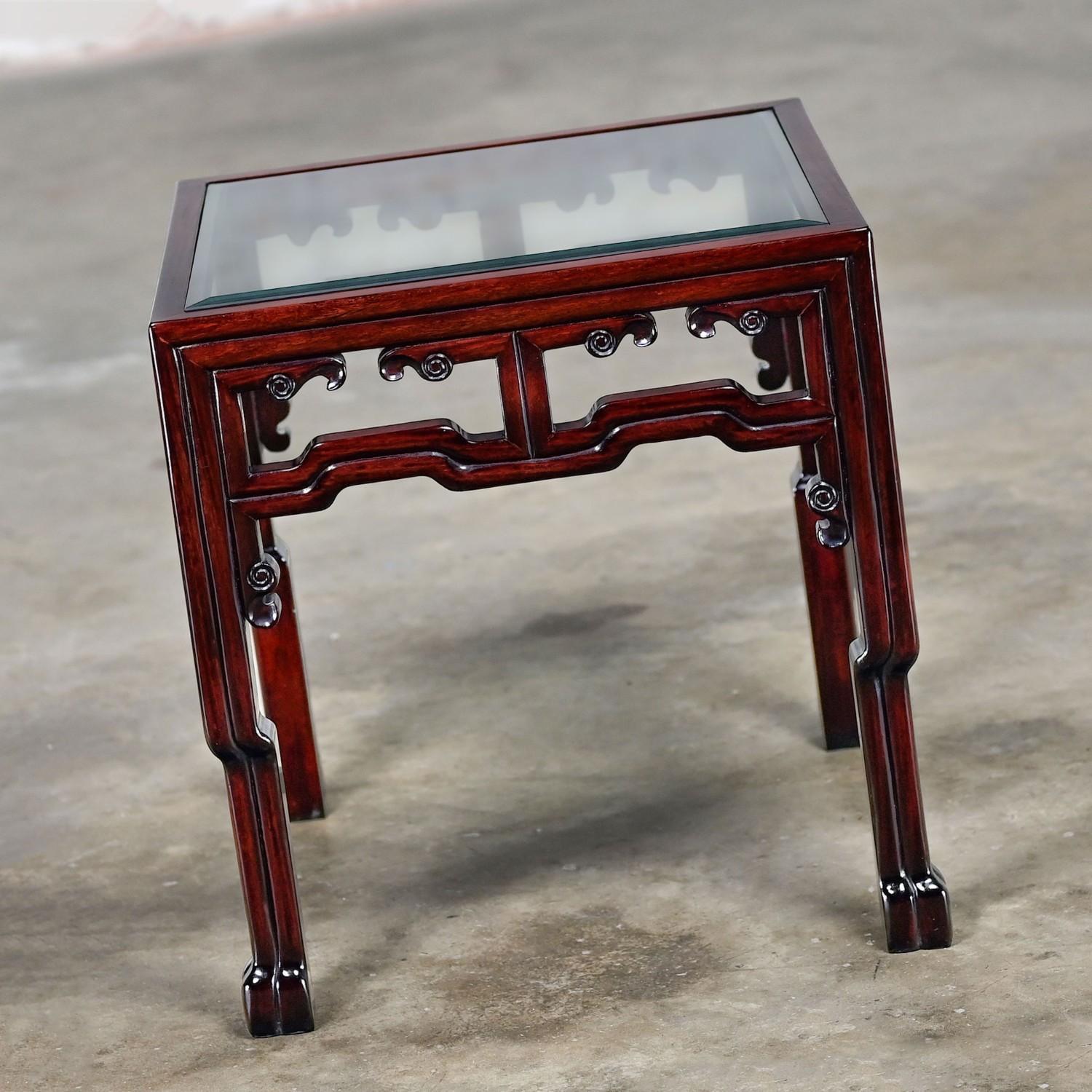 Merveilleuse table d'appoint ou de chevet en palissandre de style By Vintage avec plateau en verre biseauté, fabriquée en Chine. Byit, en gardant à l'esprit qu'il s'agit d'une pièce vintage et non pas neuve, qui présentera donc des signes
