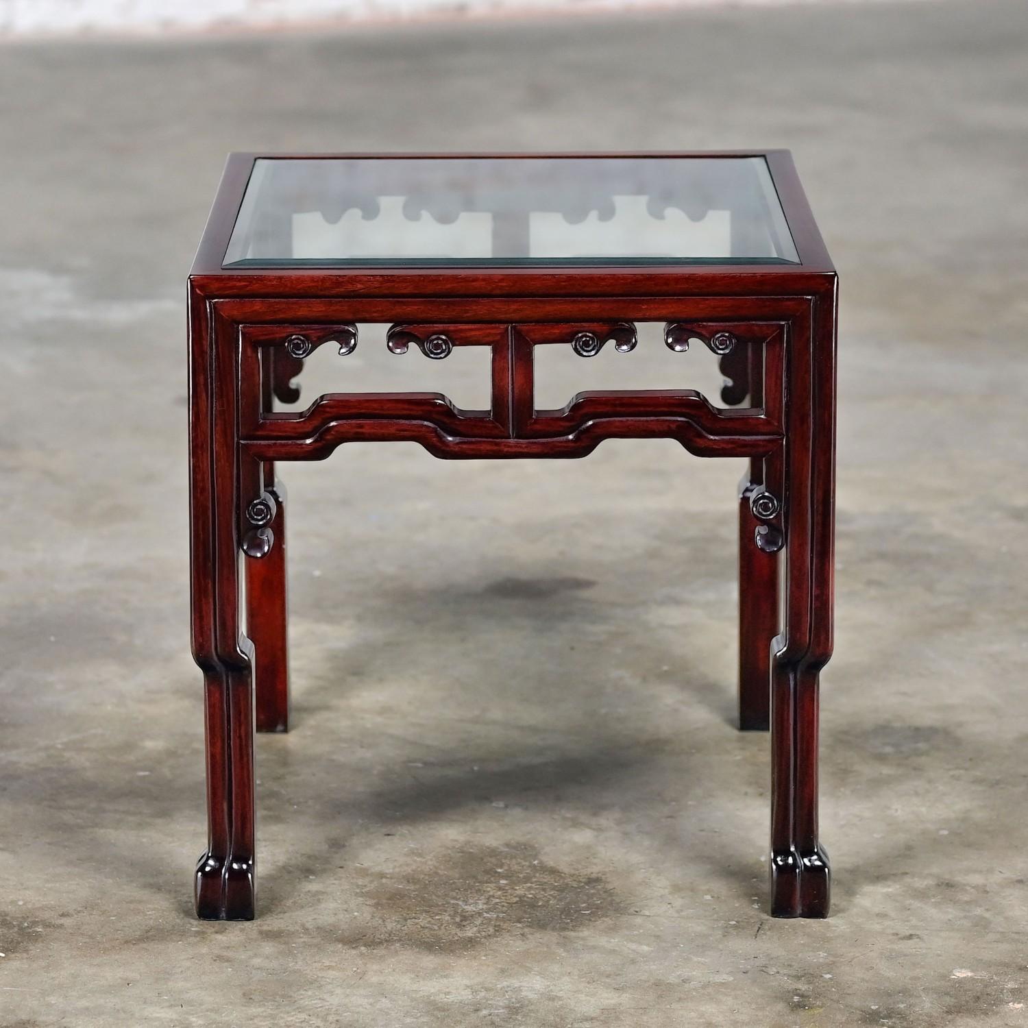 Chinois Table d'appoint ou de chevet en palissandre de style Ming avec plateau en verre Inséré Made in China en vente