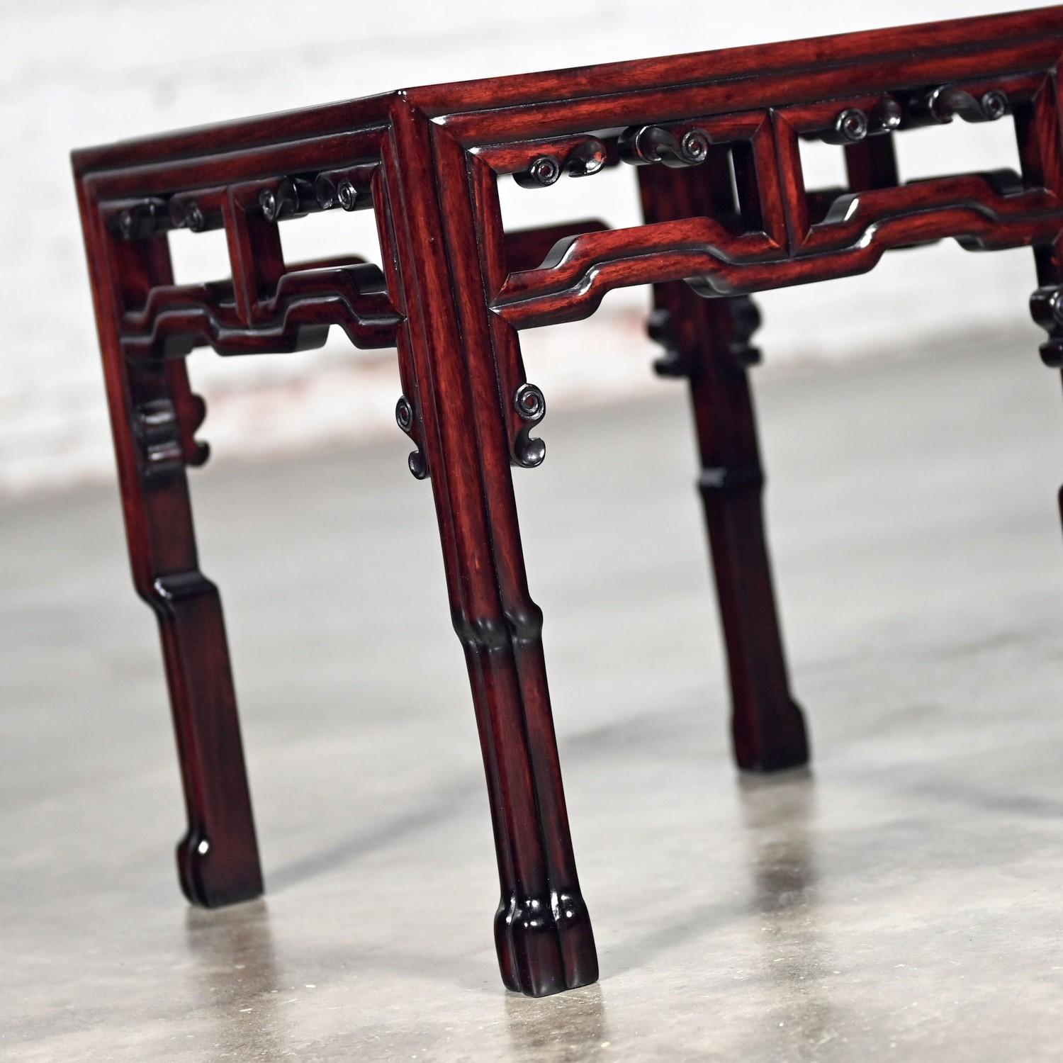 Table d'appoint ou de chevet en palissandre de style Ming avec plateau en verre Inséré Made in China Bon état - En vente à Topeka, KS