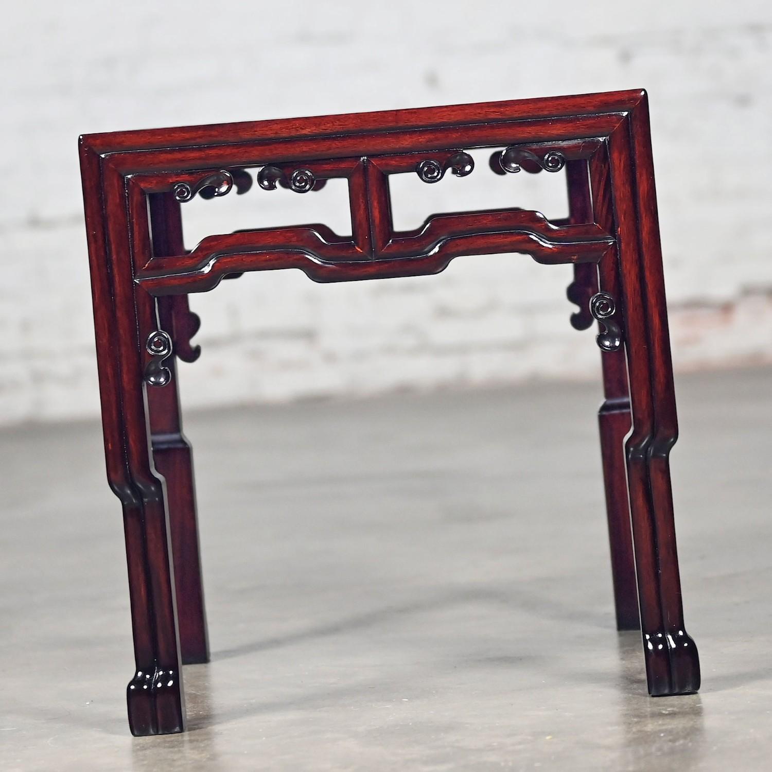20ième siècle Table d'appoint ou de chevet en palissandre de style Ming avec plateau en verre Inséré Made in China en vente