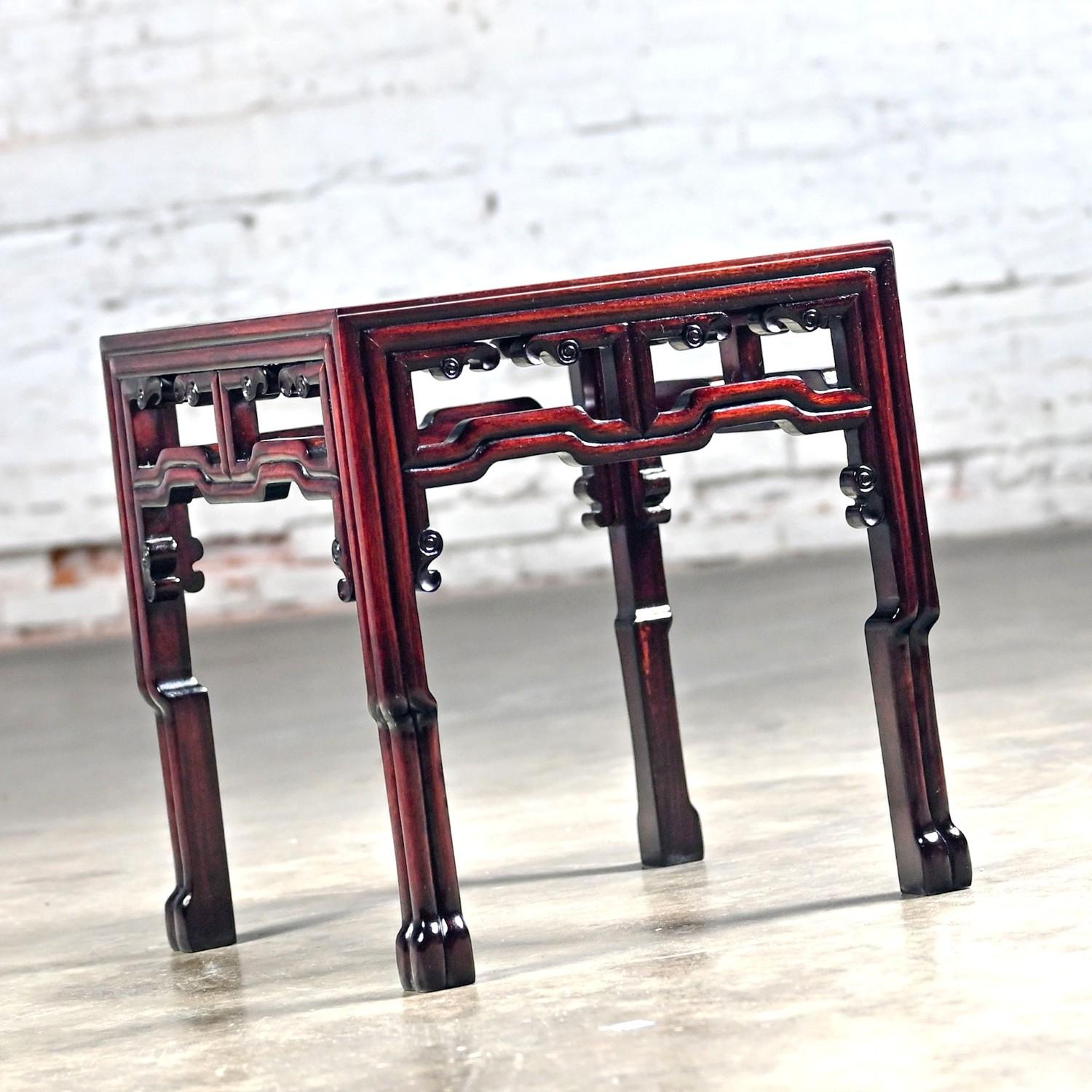 Table d'appoint ou de chevet en palissandre de style Ming avec plateau en verre Inséré Made in China en vente 1