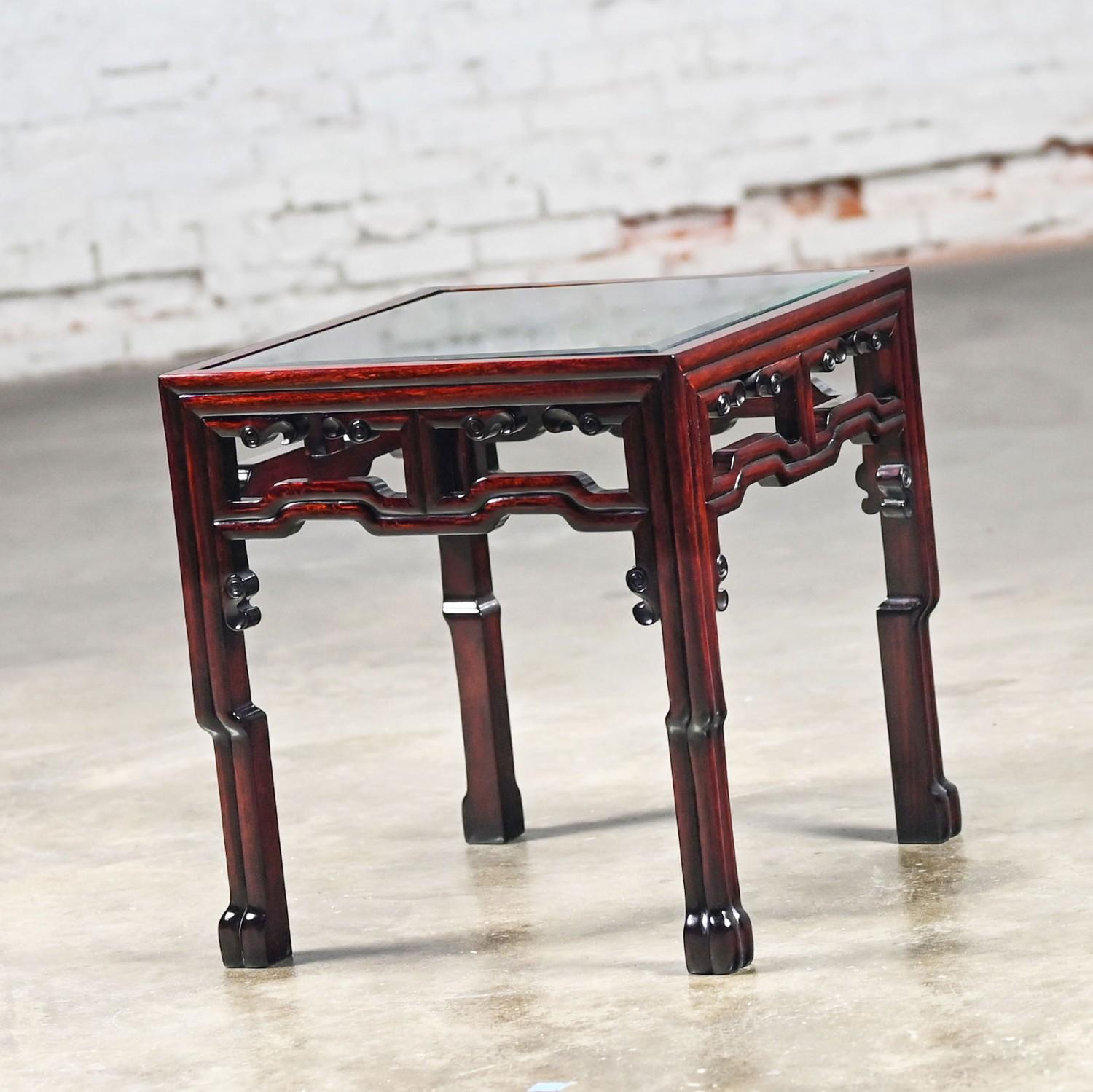 Table d'appoint ou de chevet en palissandre de style Ming avec plateau en verre Inséré Made in China en vente 2