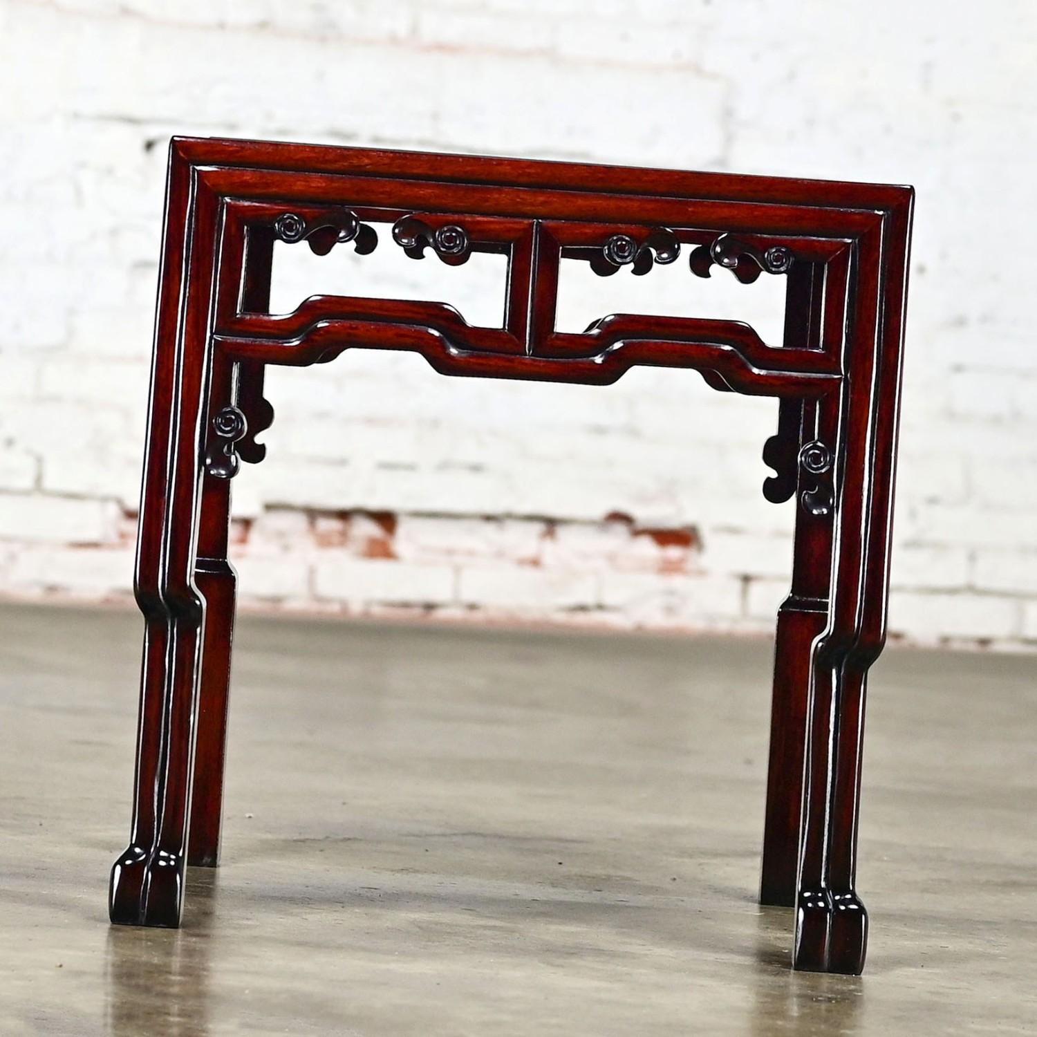 Table d'appoint ou de chevet en palissandre de style Ming avec plateau en verre Inséré Made in China en vente 3