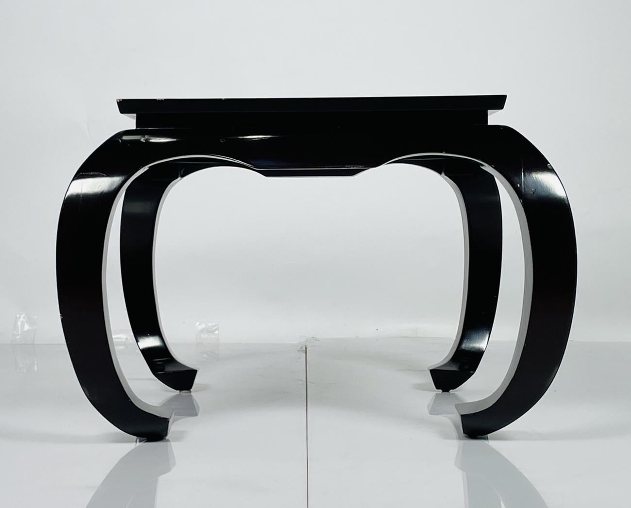 Voici notre exquise table d'appoint de style Ming, un véritable bijou des États-Unis datant des années 1960. Ce superbe meuble capture sans effort l'essence de l'esthétique de la dynastie Ming, mêlant l'élégance intemporelle à une touche