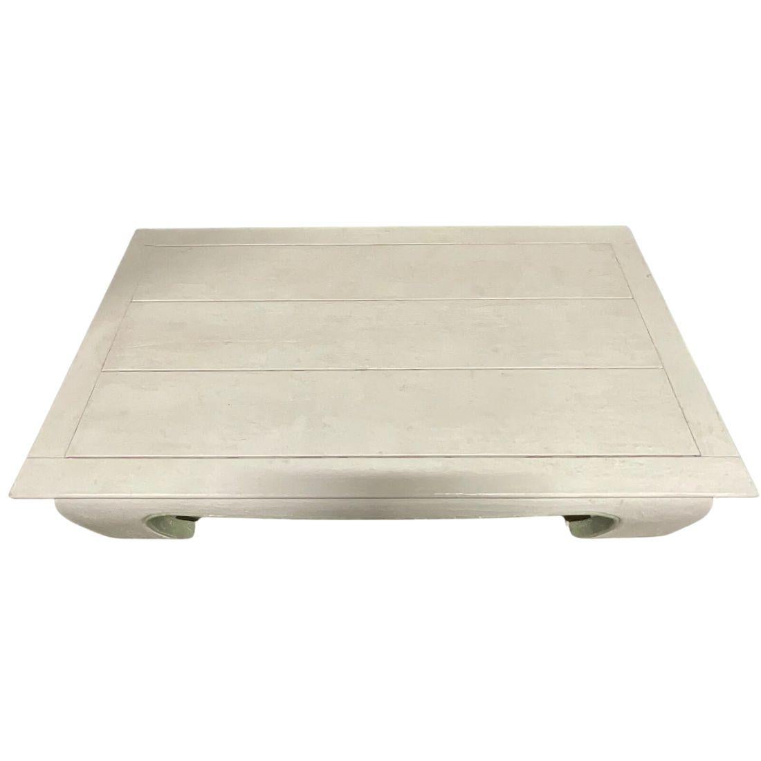Peint Table basse peinte en bois blanc de style Ming en vente