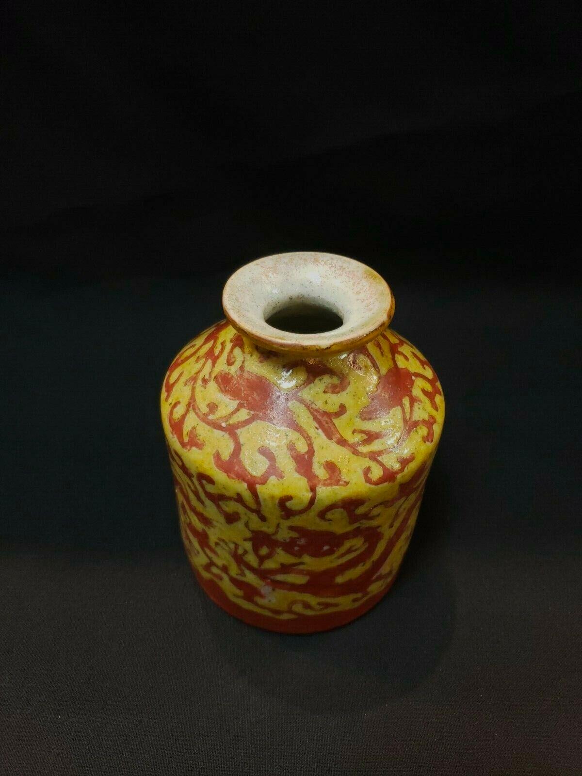 Ming, Chinese Antique Yellow Glaze Red Dragon Ornament Pattern Porcelain Vase In Good Condition For Sale In San Gabriel, CA
