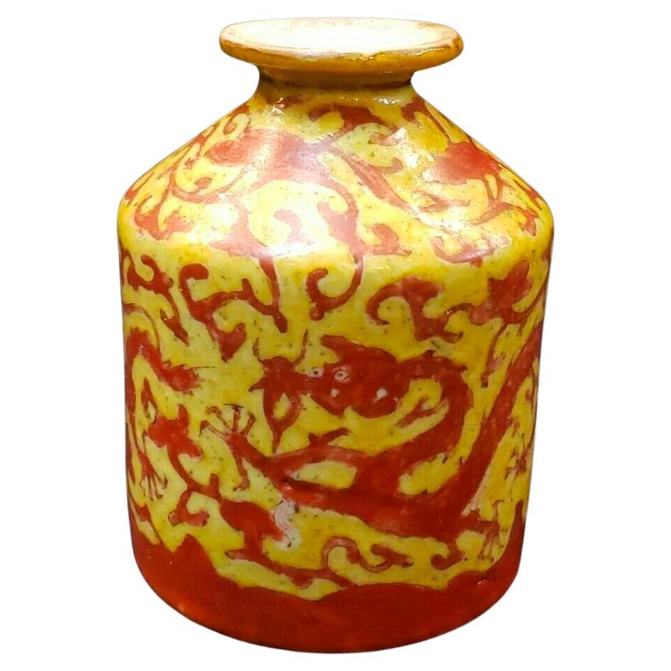 Ming，Chinois vase en porcelaine à motif d'ornement de dragon rouge à glaçure jaune antique