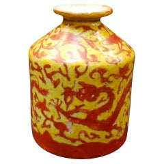 Ming，Chinois vase en porcelaine à motif d'ornement de dragon rouge à glaçure jaune antique