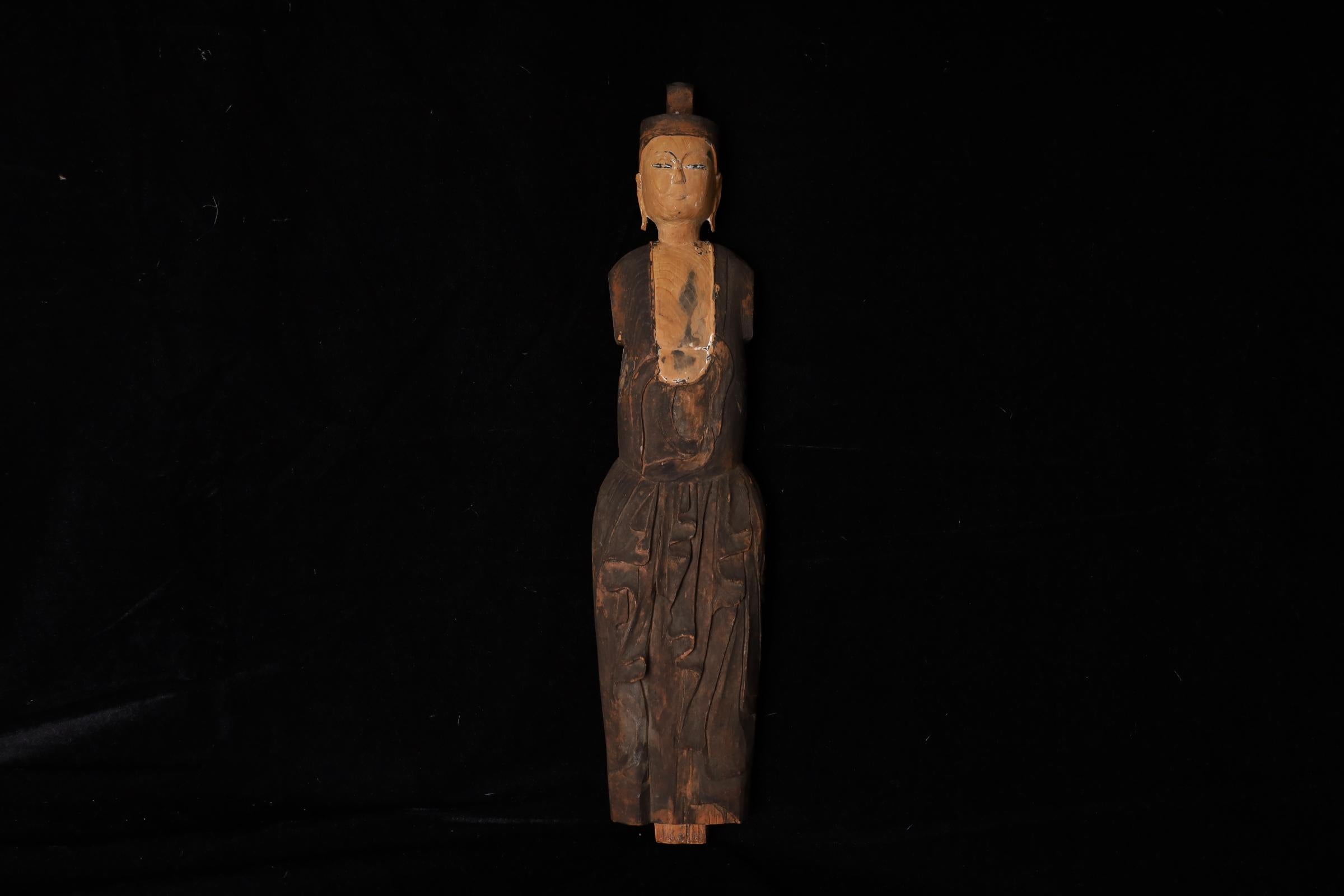 Une sereine statue en bois Mingei (art populaire) de Kannon Bosatsu, datant du 18e siècle.
Sculptée avec simplicité et chaleur spirituelle, la figure incarne l'esthétique humble et dépouillée caractéristique des objets de dévotion japonais ruraux.