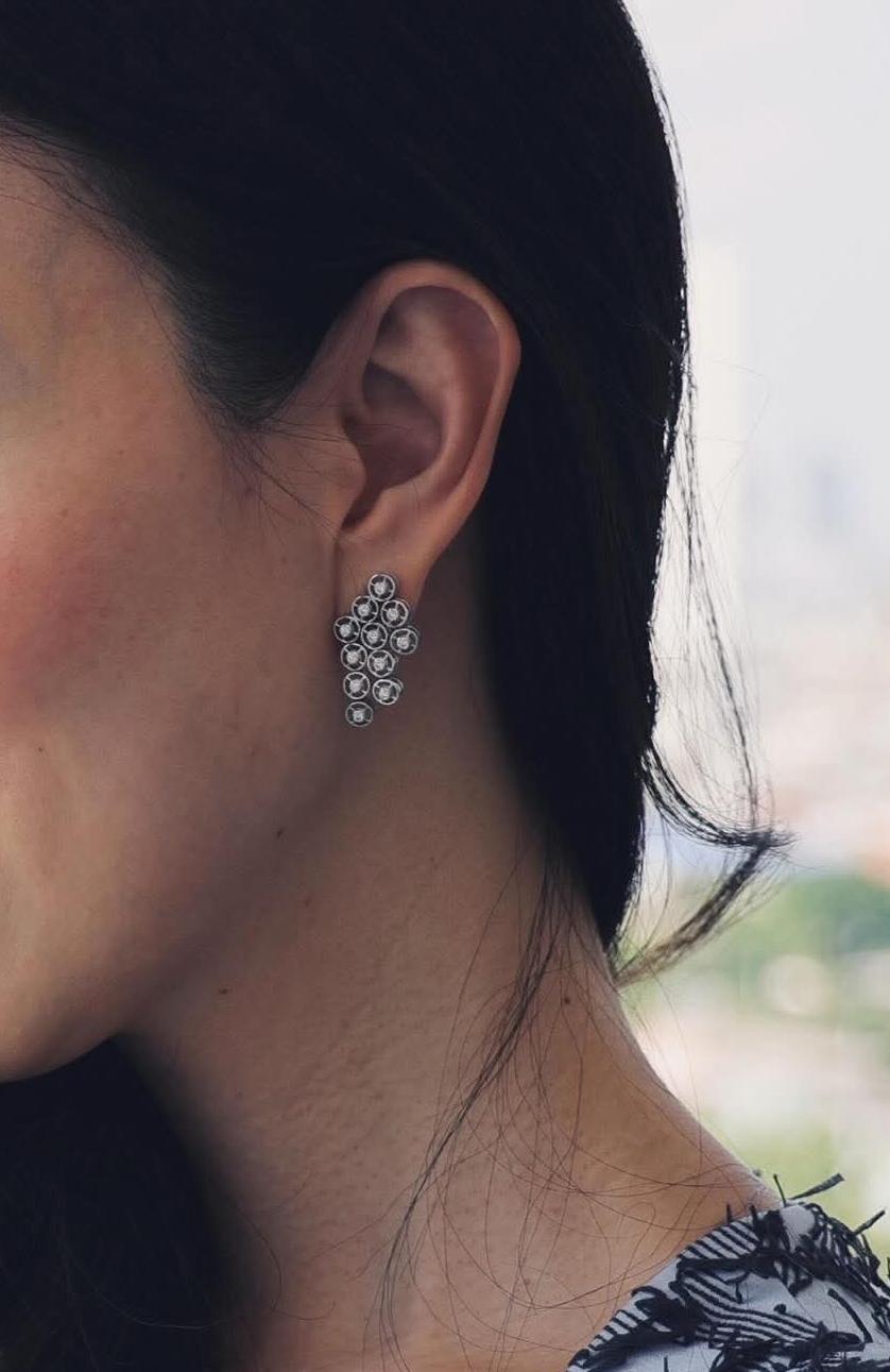 Taglio brillante Mingle Le Petite Cascading 11 Diamond Earrings 18K Gold in vendita