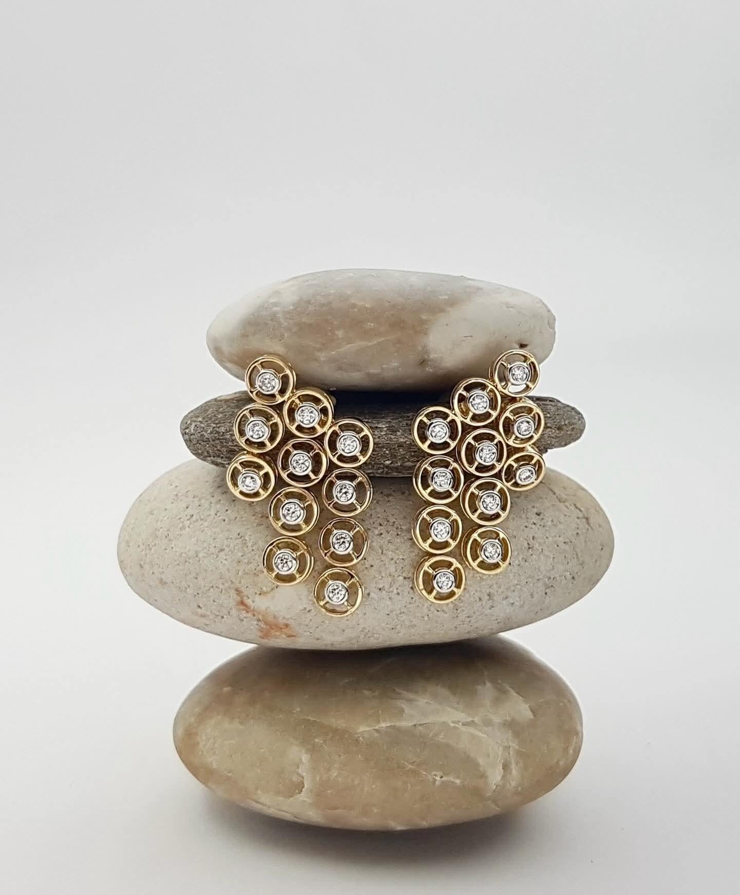 Mingle Le Petite Cascading 11 Diamond Earrings 18K Gold In condizioni Nuovo in vendita a Bangkok, 10