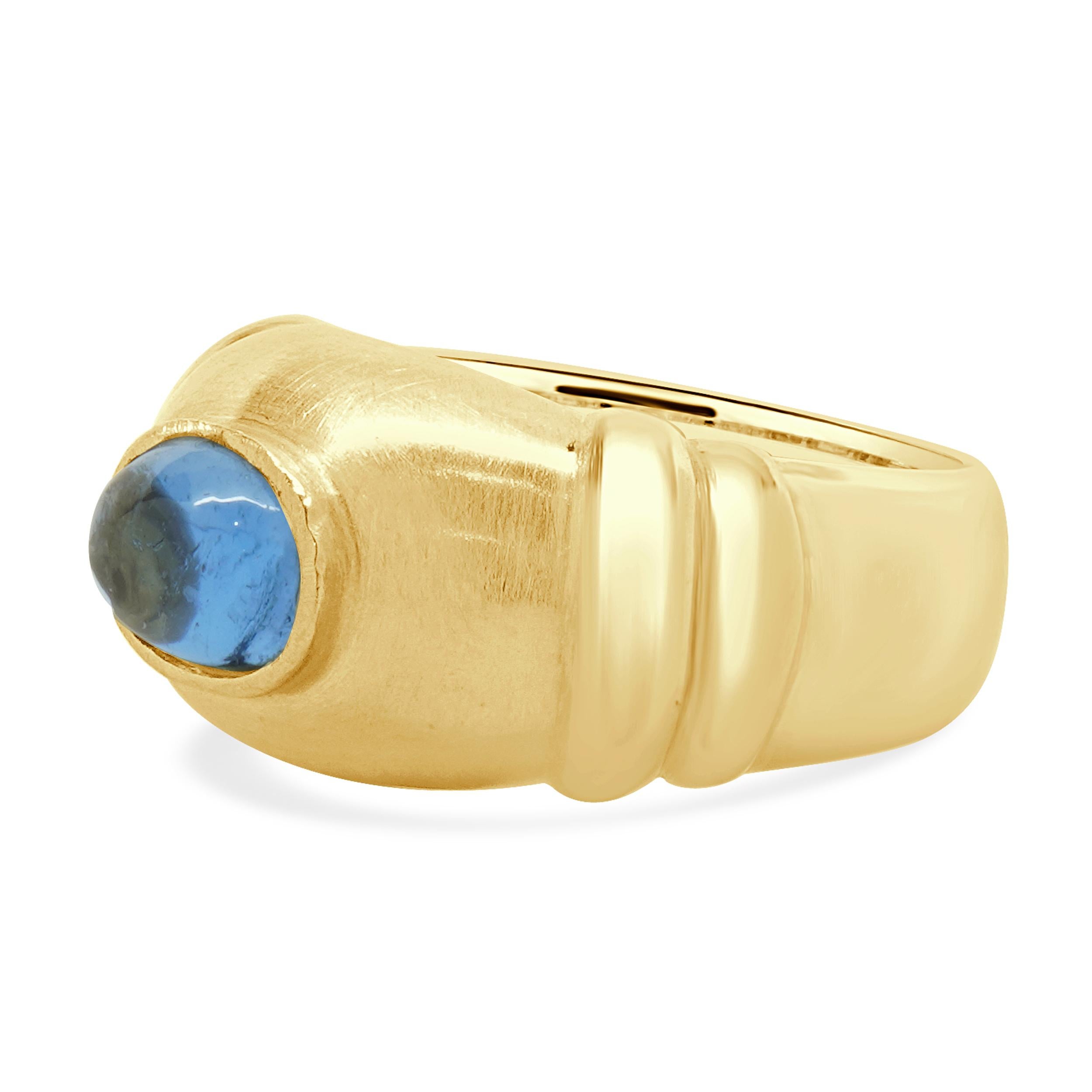 Matériau : Or jaune 18K
Topaze bleue : 1 cabochon taillé = 0,60ct
Taille de l'anneau : 4,5 (veuillez prévoir jusqu'à 2 jours ouvrables supplémentaires pour les demandes de taille)
Dimensions : la partie supérieure de l'anneau mesure 9.9 mm
