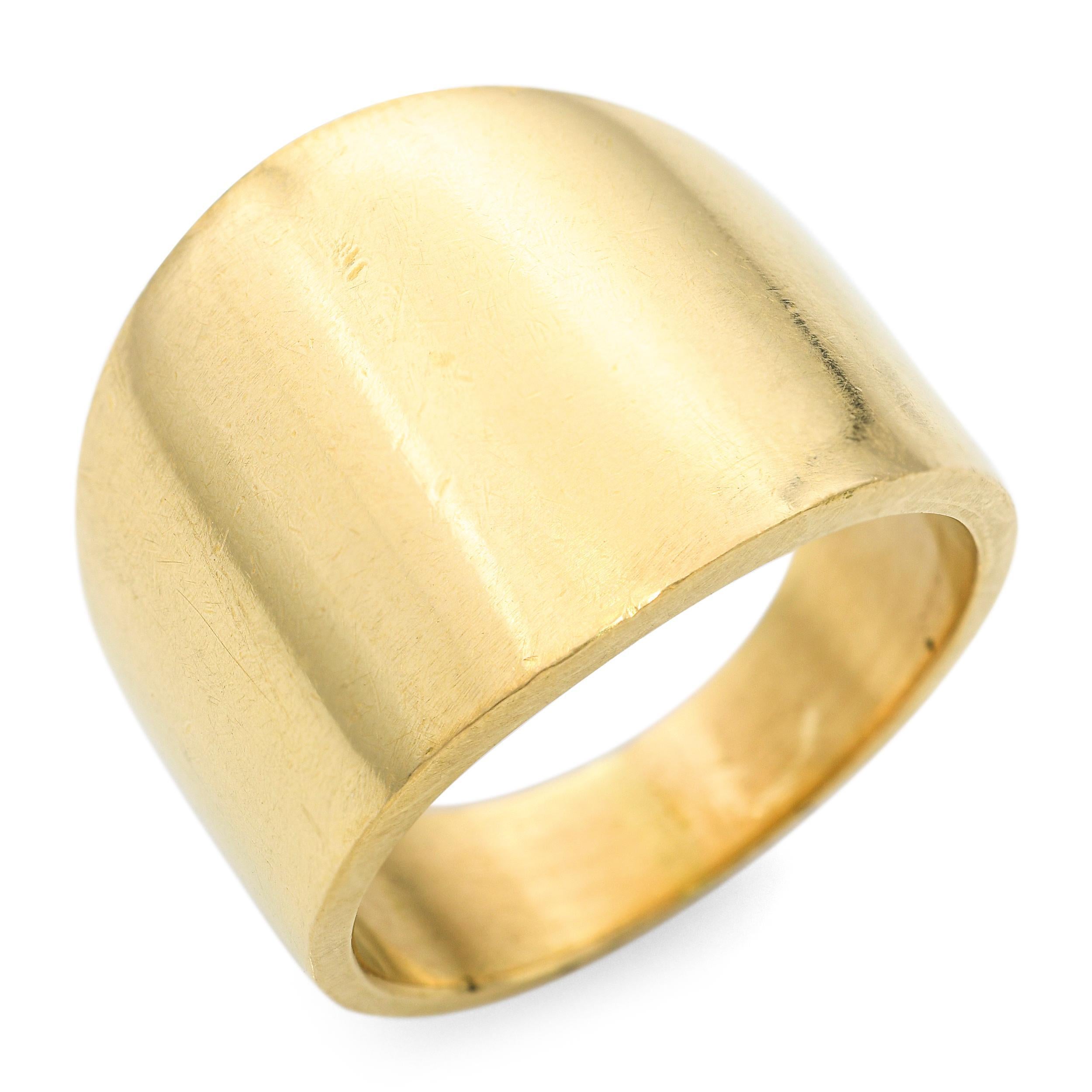 Cette bague audacieuse et intemporelle est fabriquée dans un luxueux or jaune 18 carats et présente un large anneau élégant et effilé qui respire l'élégance moderne. La finition lisse et polie met en valeur la riche tonalité dorée, tandis que la