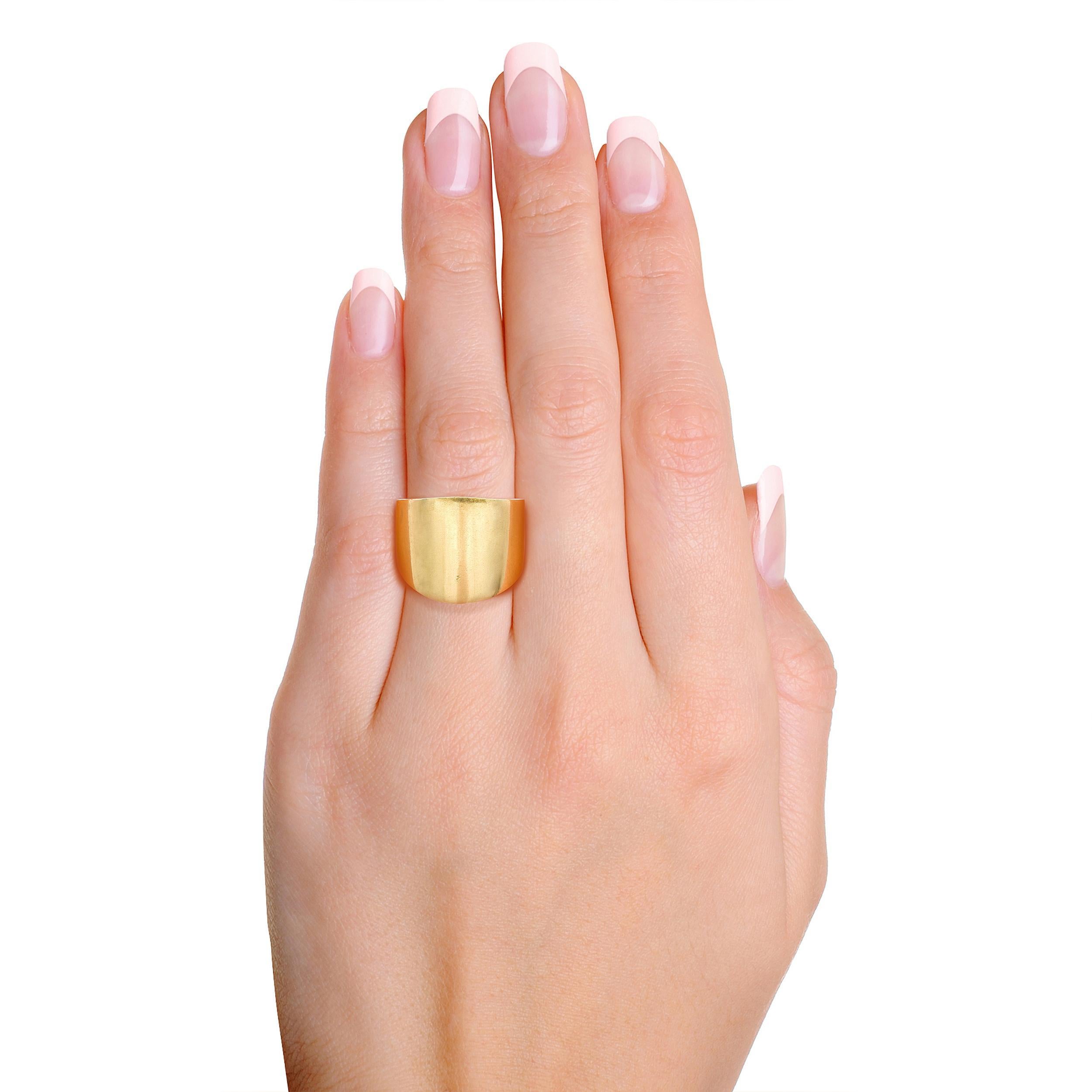 Moderne Ming Ming, bague à large bande conique en or jaune 18k en vente
