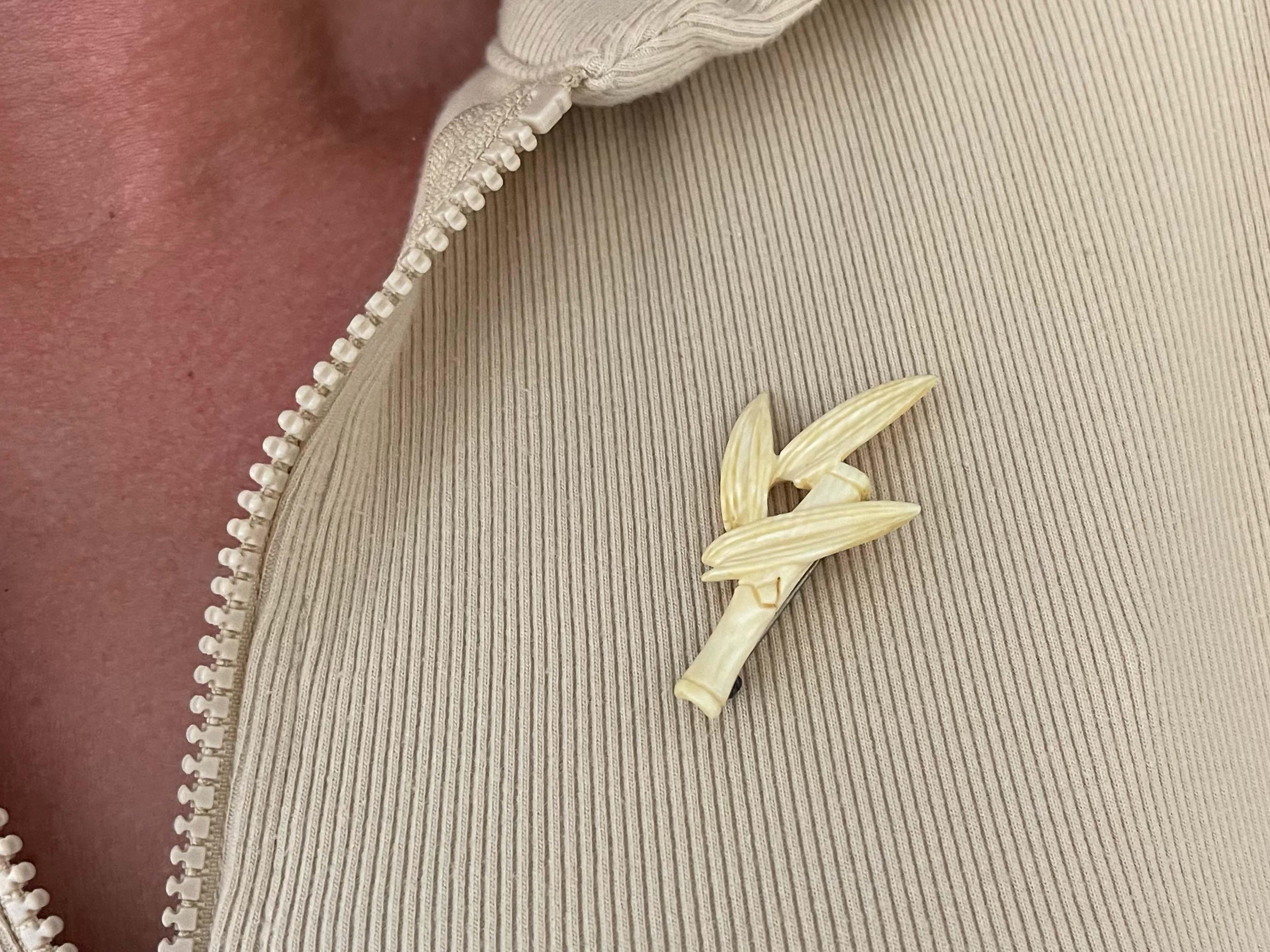 Broche Spécifications :

Designer : Ming's

MATERIAL : Os

Dimensions de la broche : 2.10