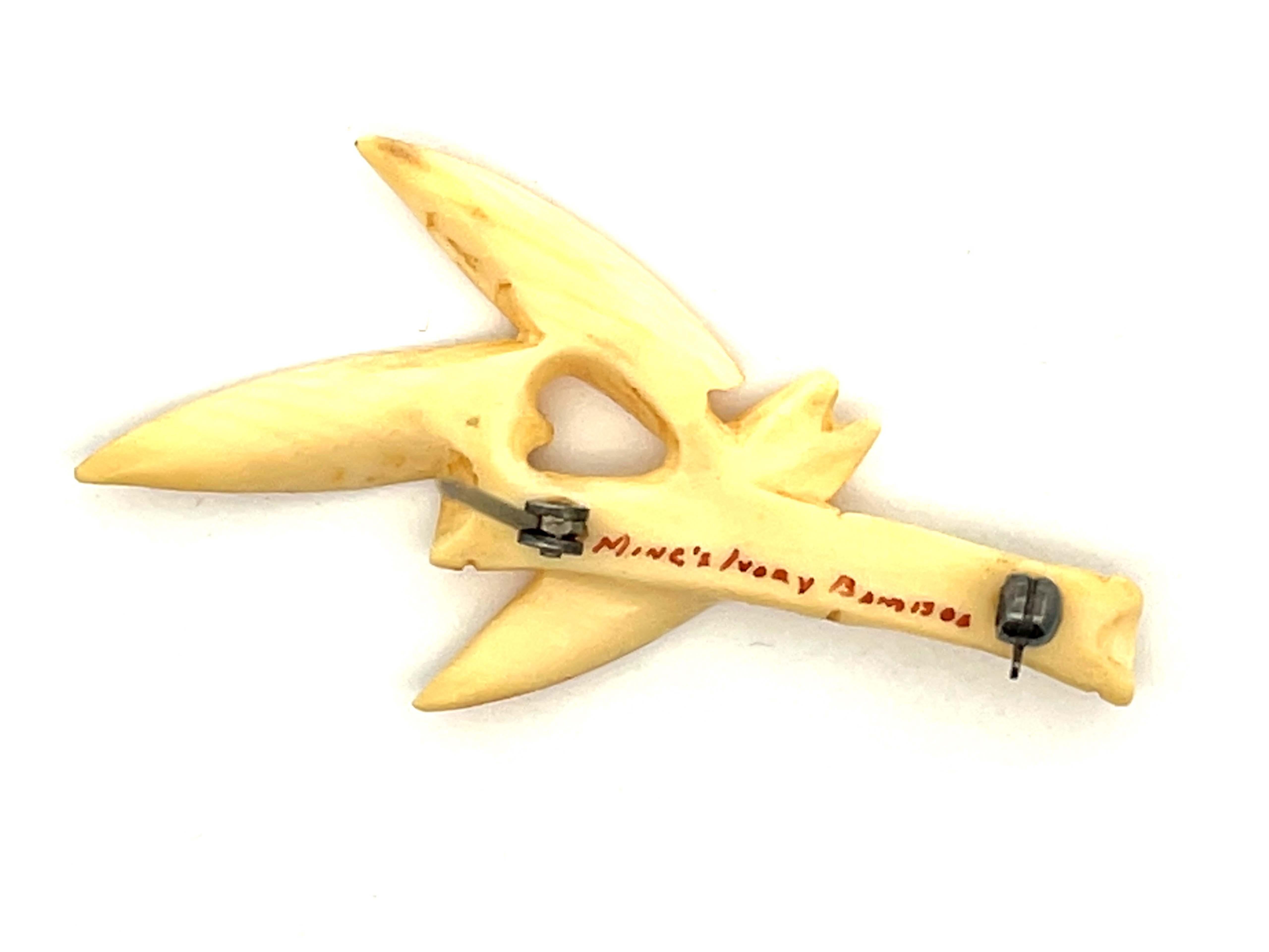 Moderne Broche en os de bambou Mings