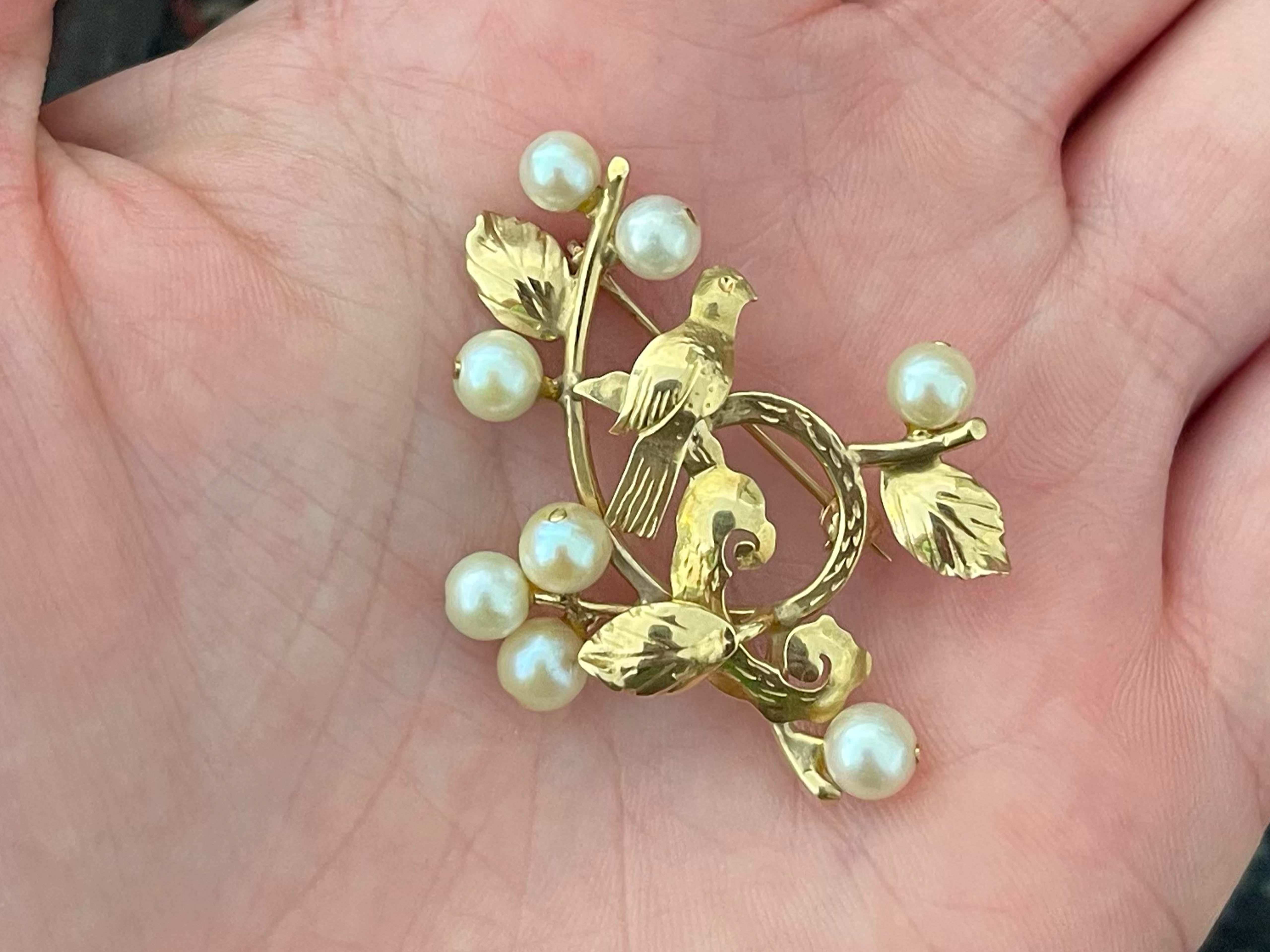Brosche Spezifikationen:

Designer: Ming's

Metall: 14k Gelbgold

Perlen: Akoya-Perlen

Gesamtgewicht: 5,1 Gramm

Brosche Abmessungen: 1.5