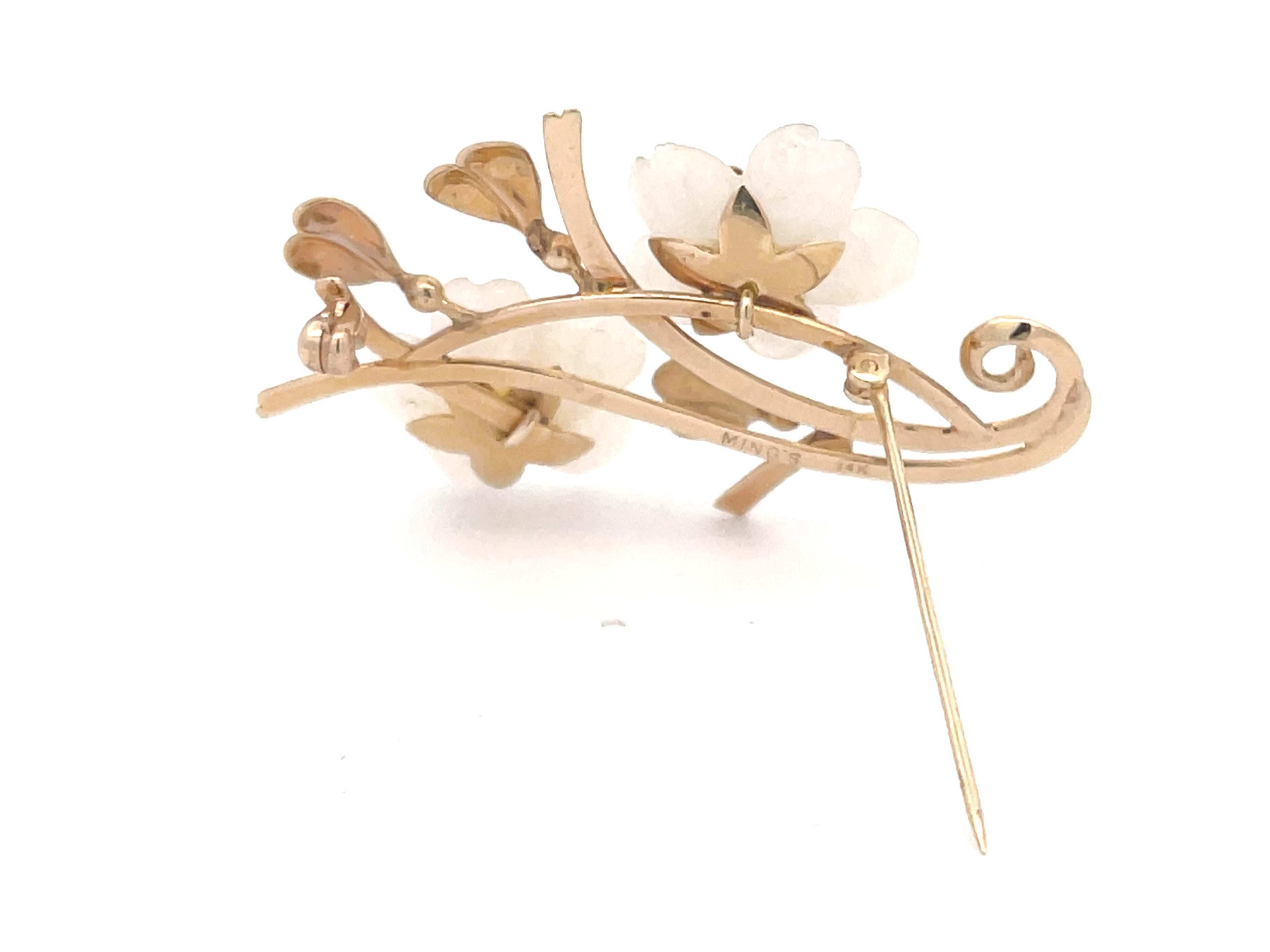Mings Carved White Jade Flower Brooch in 14k Yellow Gold In Excellent Condition For Sale In Honolulu, HI