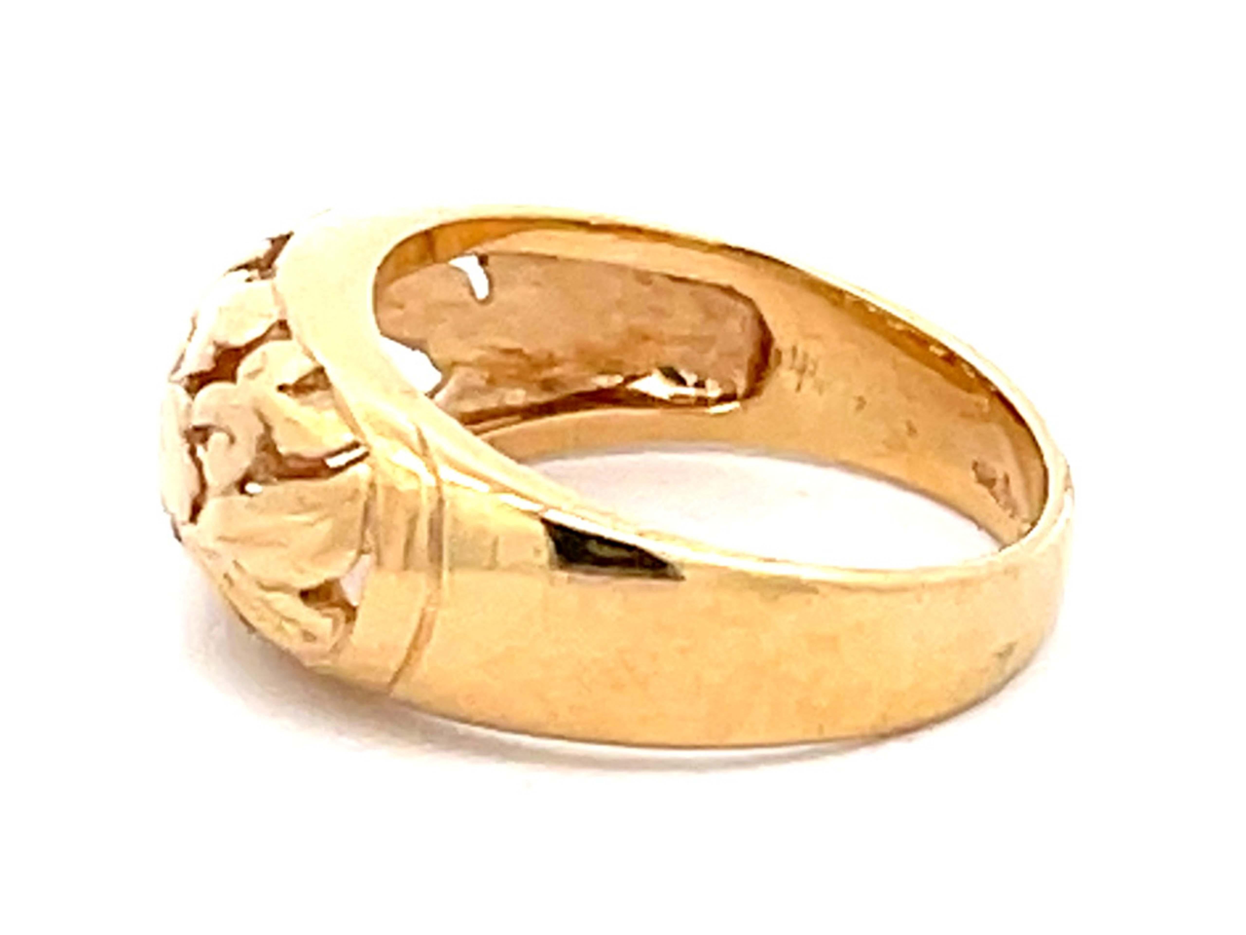 Mings Chrysanthemum Cutout Band Ring in 14k Yellow Gold In Excellent Condition For Sale In Honolulu, HI