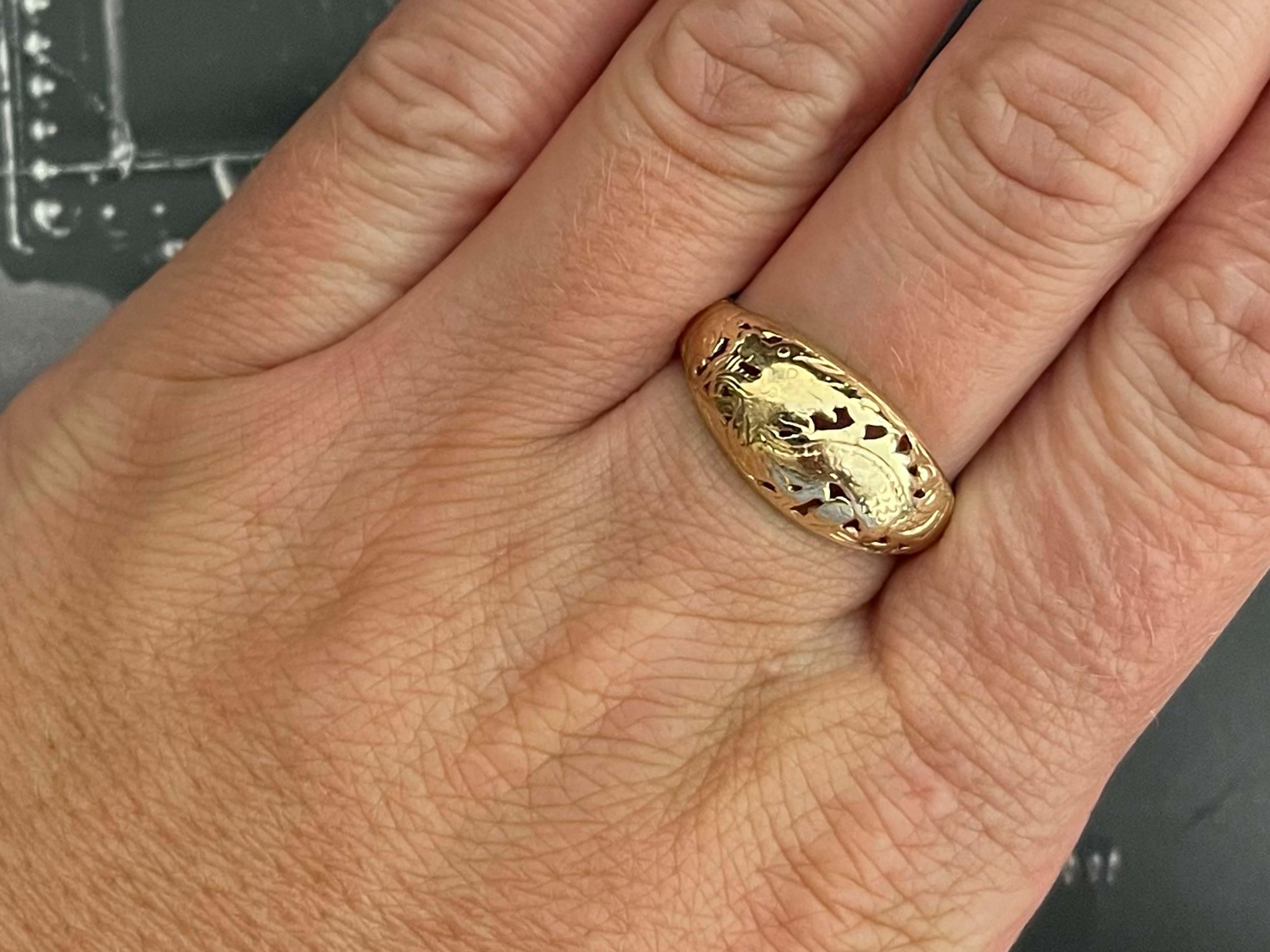 Ring Spezifikationen:

Designer: Ming's

Metall: 14k Gelbgold

Gesamtgewicht: 3,5 Gramm

Ringgröße: 9 (größenverstellbar)

Gestempelt: 