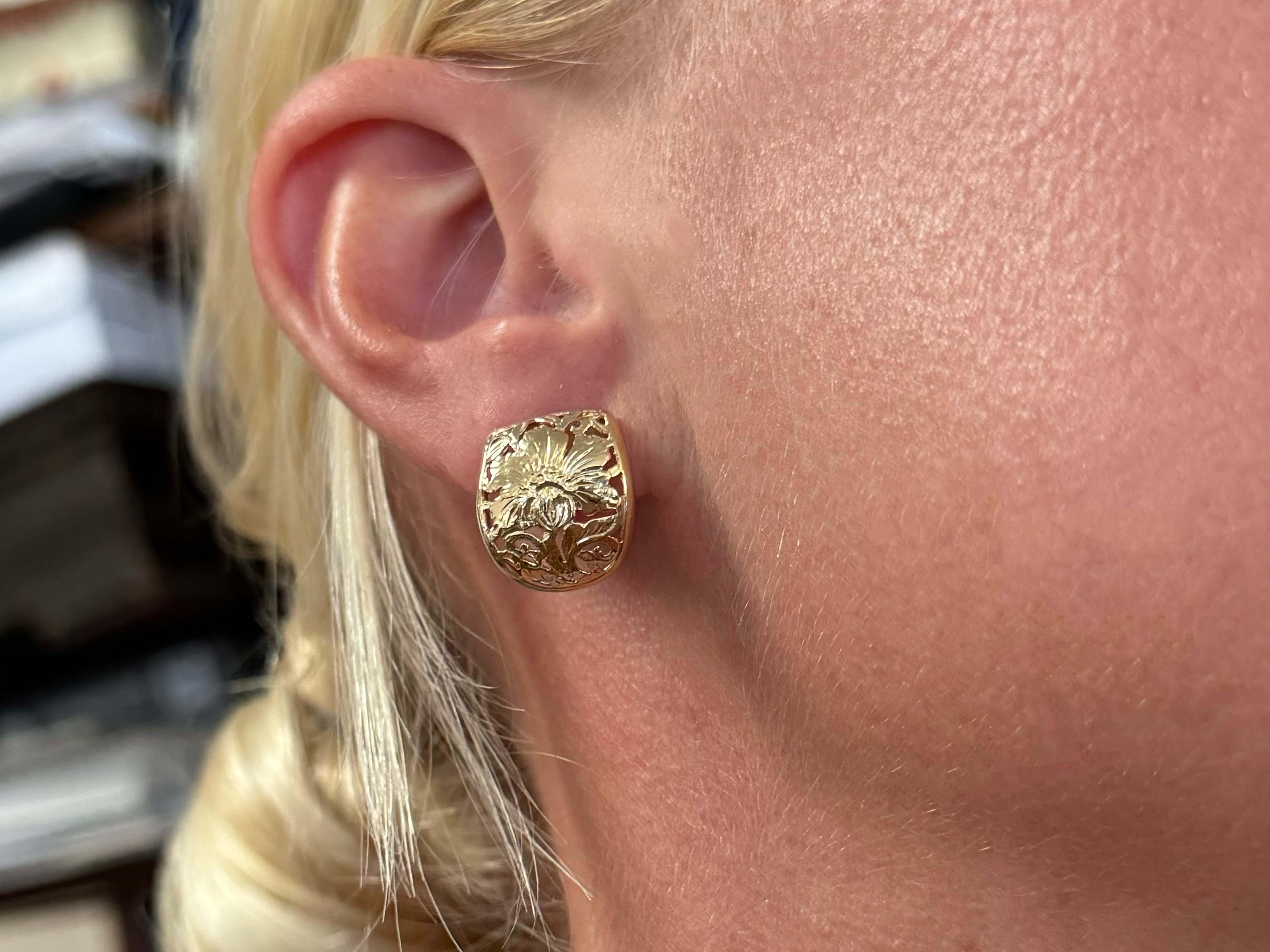Orecchini Specifiche:

Designer: Ming Ming

Metallo: Oro giallo 14 carati

Peso totale: 3.6 grammi

Misure degli orecchini: 16,5 mm x 14,5 mm

Timbro: 