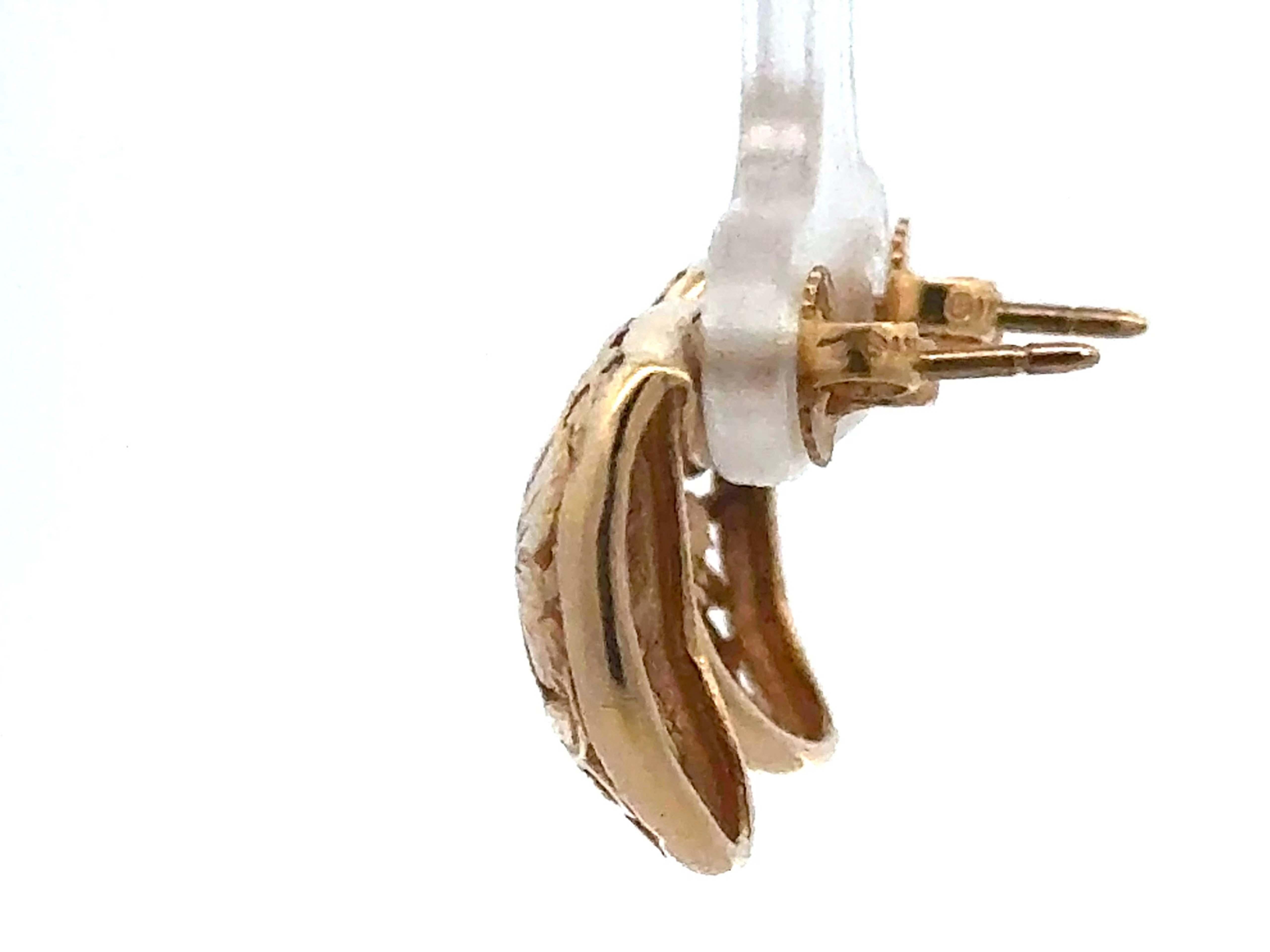 Orecchini a perno Ming Ming Flower Open Scroll in oro giallo 14 carati in vendita 1