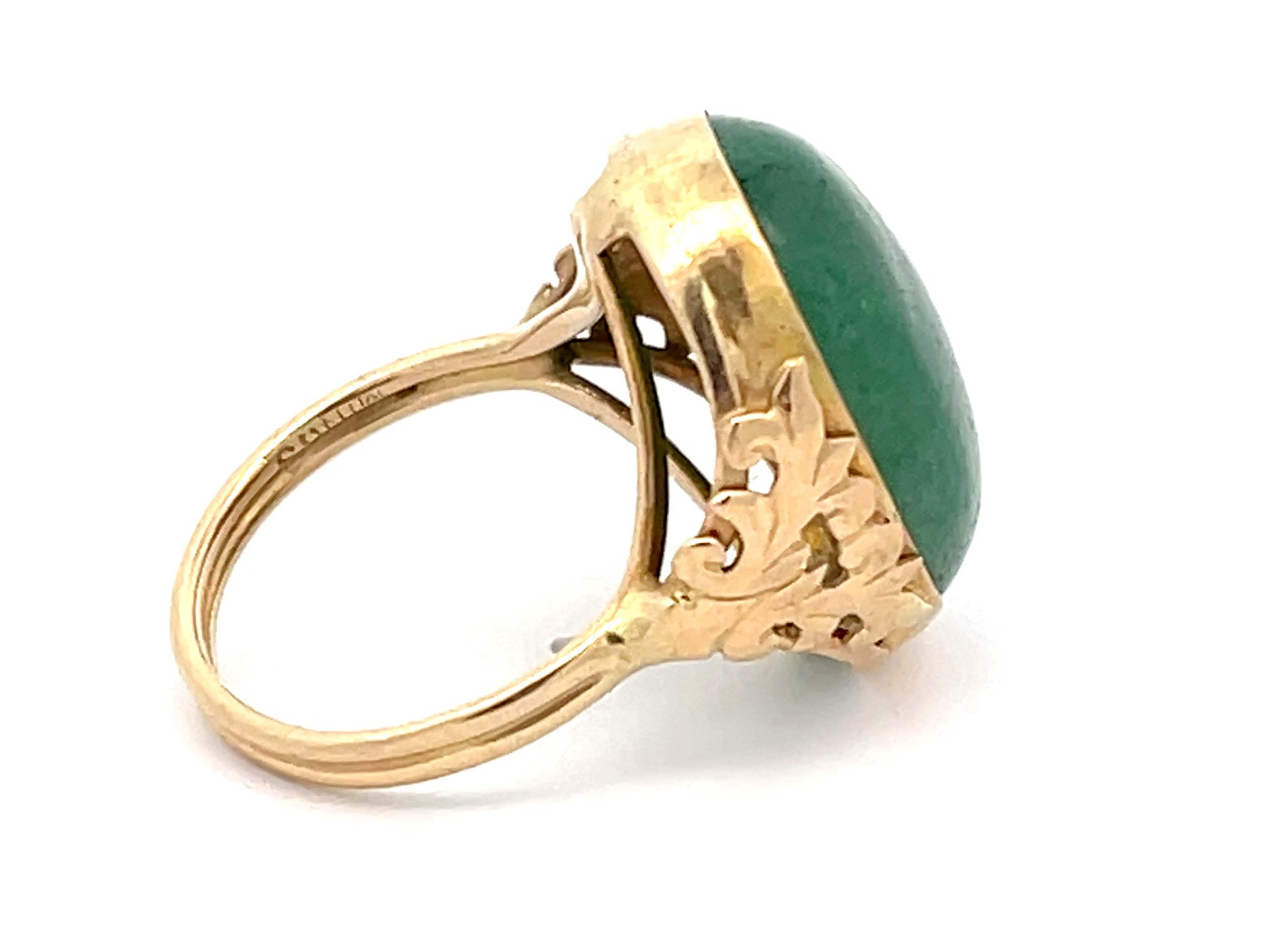 Mings Green Jade Ring in 14k Yellow Gold In Excellent Condition For Sale In Honolulu, HI