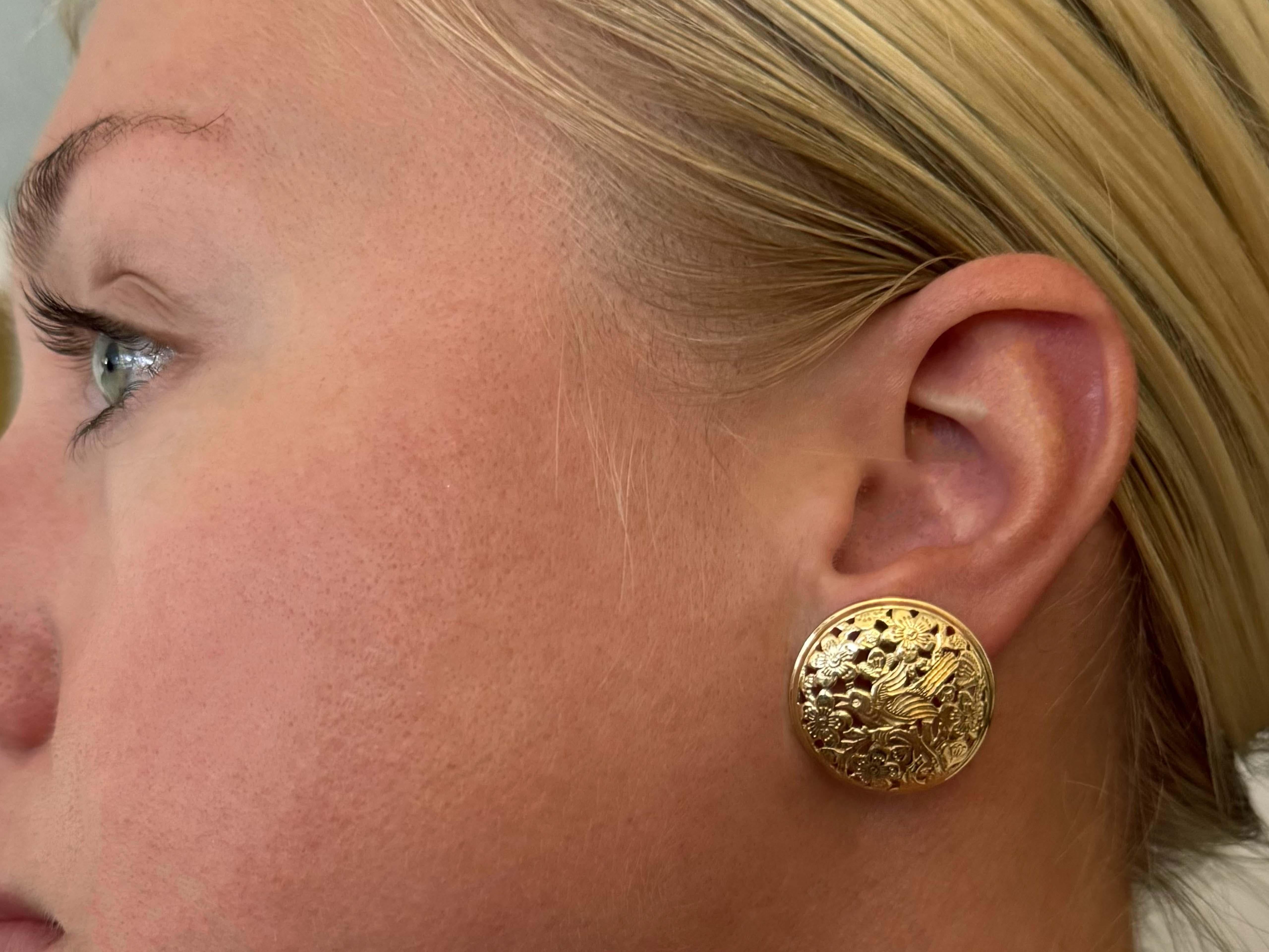 Ming's Hawaii Bird on a Plum Large Round Earrings 14K Yellow Gold With Box
​
​Earrings Specifications:

Designer: Ming's Hawaii

Metal: 14K Yellow Gold

Total Weight: 11.0 Grams

Earring Measurements: ~0.90