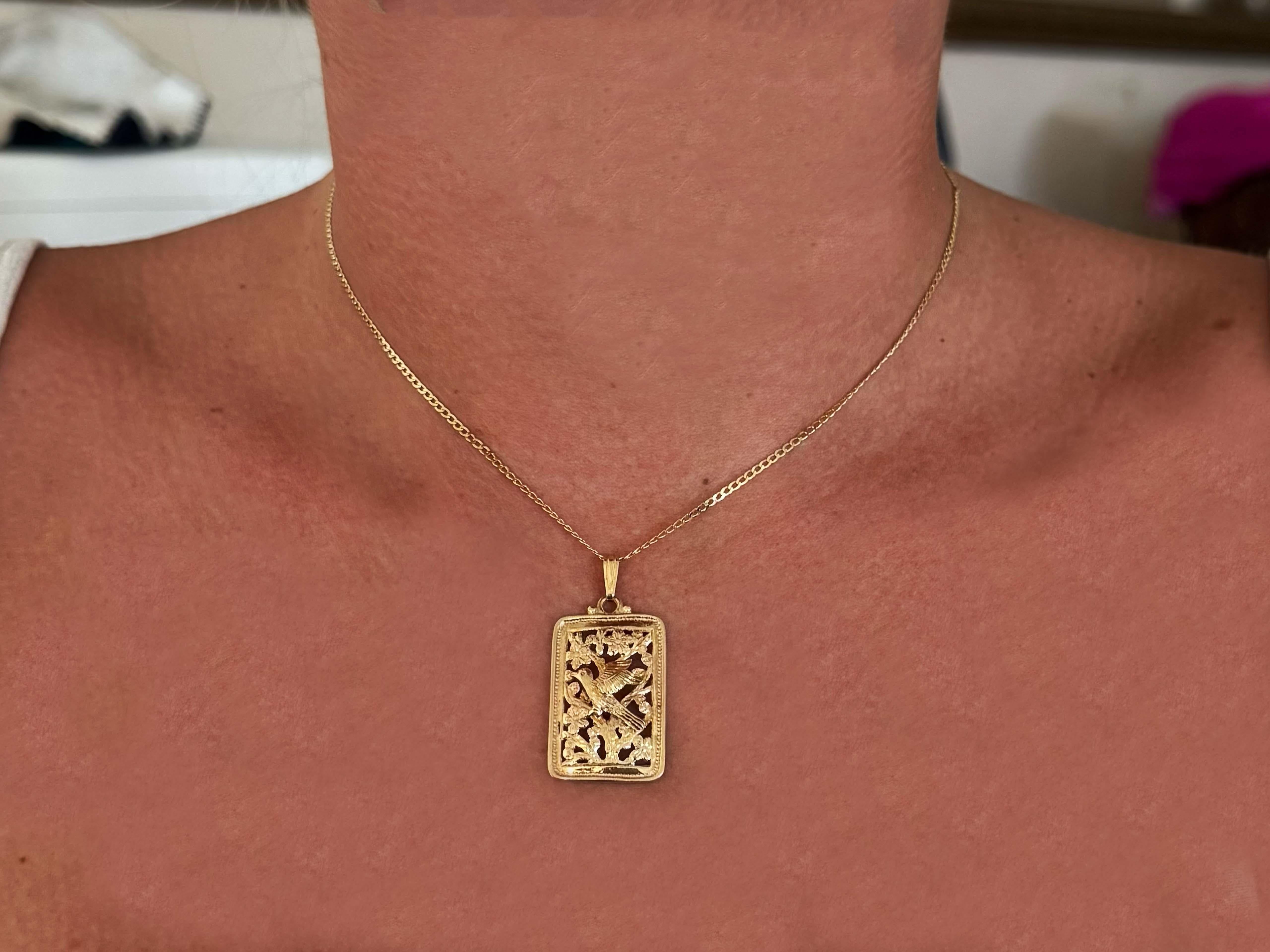  Spécifications :

Design/One : Ming's Hawaii

Métal : Or jaune 14k

Poids total : 5,6 grammes

Diamètre du pendentif, y compris la bague : 1.30
