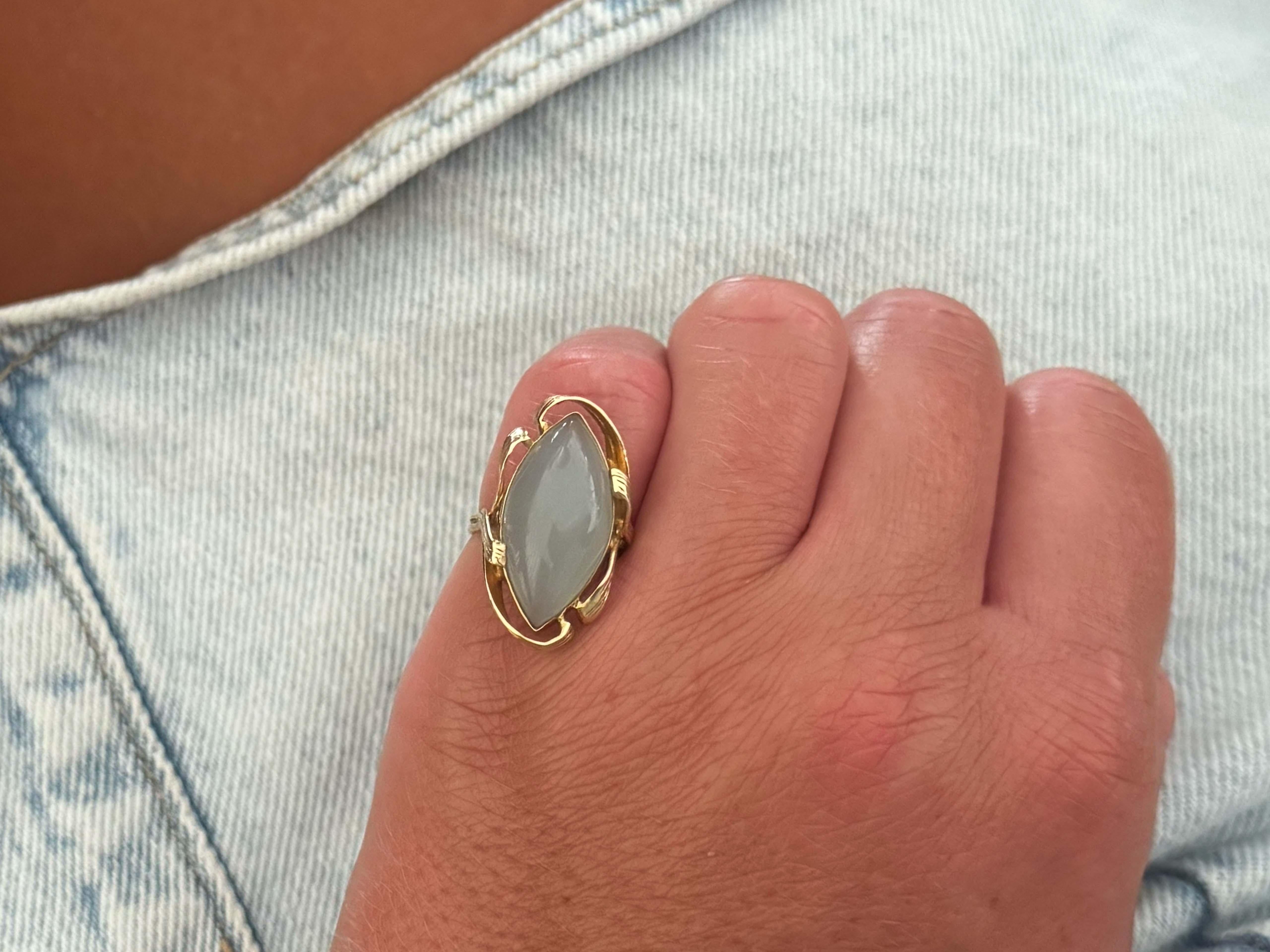 Spécifications :

Design/One : Ming's Hawaii

Métal : Or jaune 14k

Info Jade : 1 jade d'eau cabochon marquise vert pâle 

Dimensions du jade : 22 mm x 11,5 mm x 5,9 mm

Poids en carats du jade : ~8.0 carats

Poids total : 5,8 grammes

Taille de