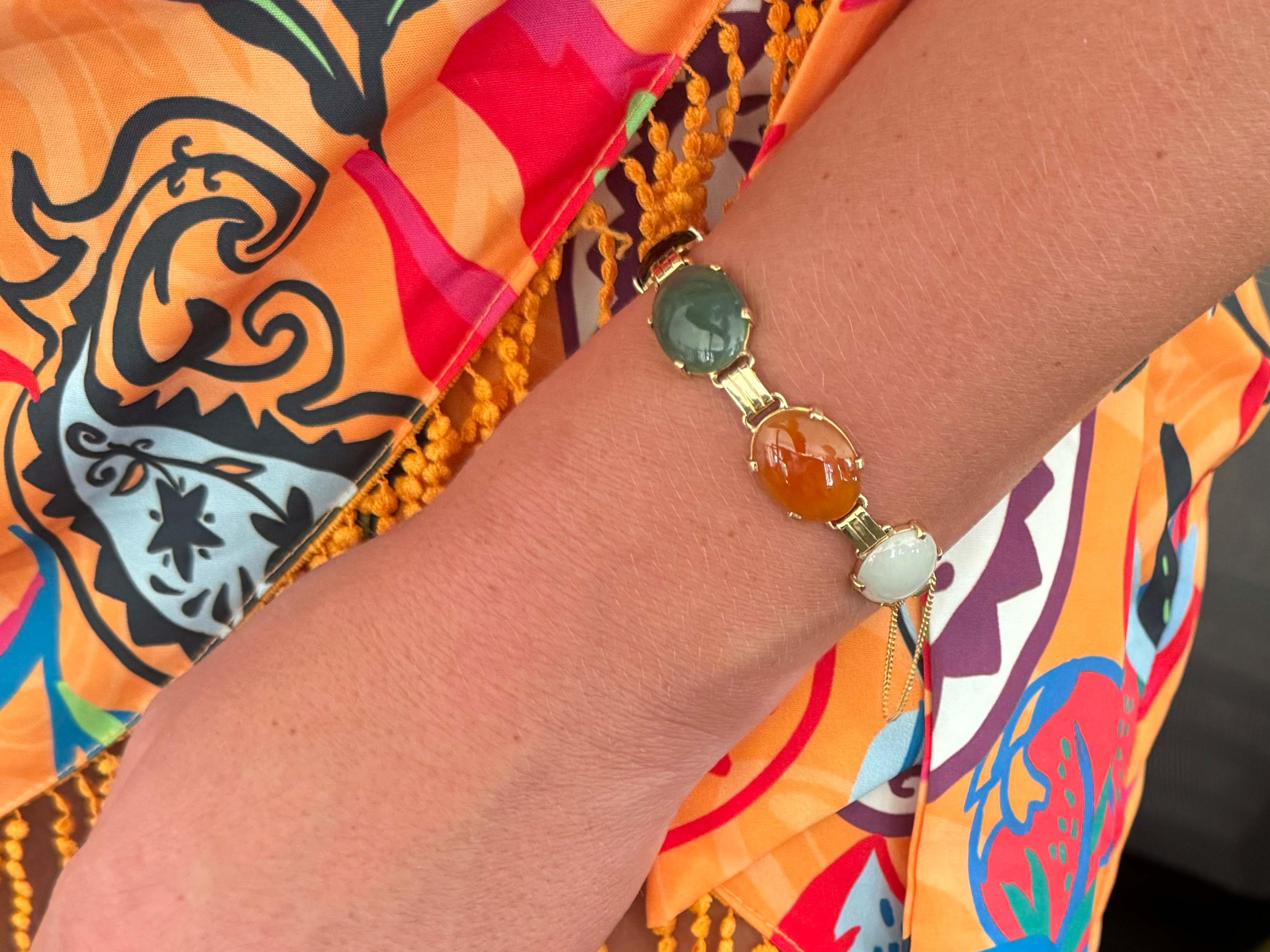 Bracelet de jade multicolore Mings Hawaii or jaune 14K
Spécifications :

Design/One : Ming's Hawaii

Métal : Or jaune 14k

Pierres précieuses : 6 cabochons ovales en jade

Couleurs du jade : Moutarde, Lavande pâle, noir, vert, orange et blanc