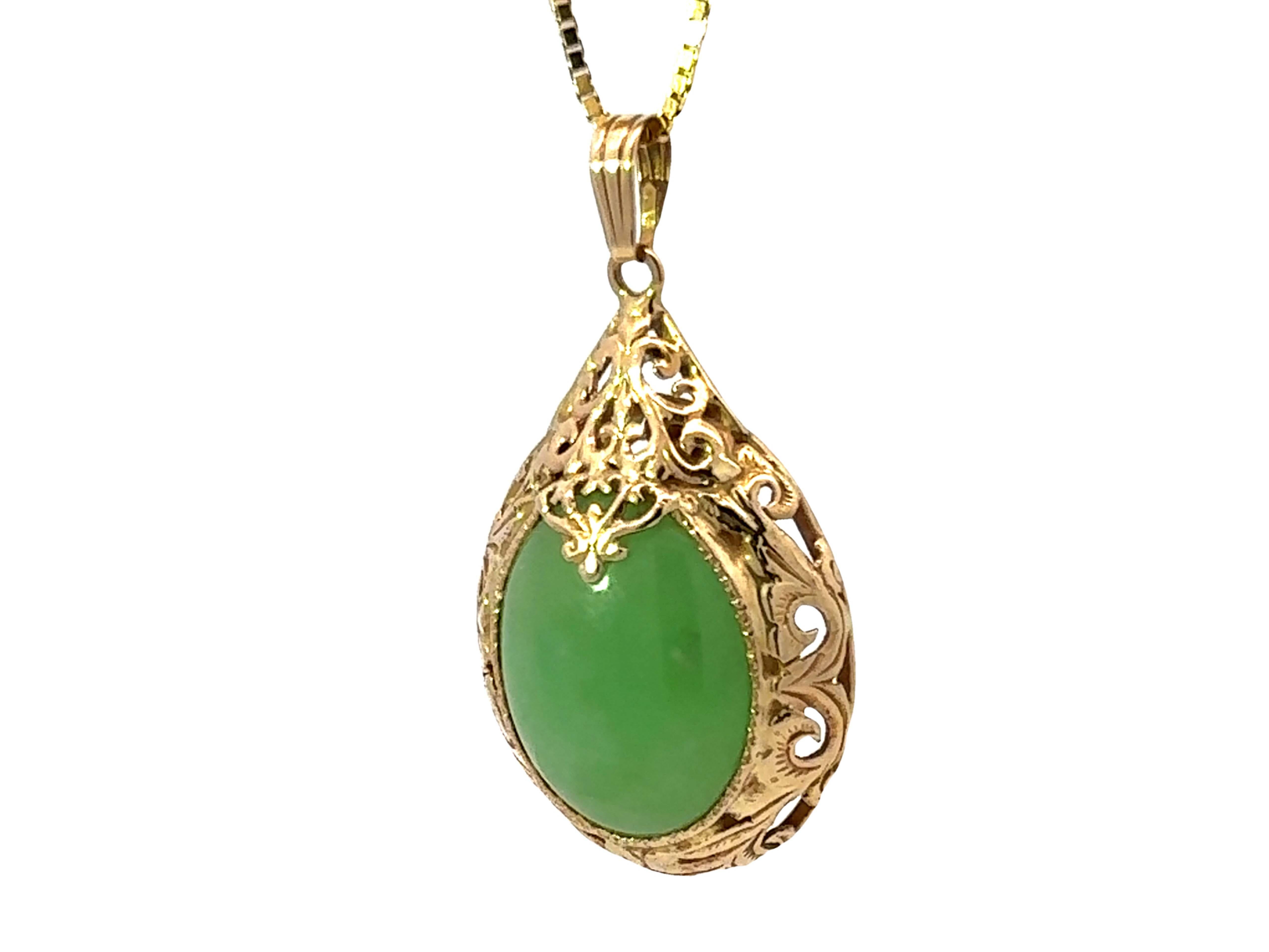 Ming's Hawaii Oval Green Jade Cabochon Pear Shaped Necklace 14k Yellow Gold In Excellent Condition For Sale In Honolulu, HI