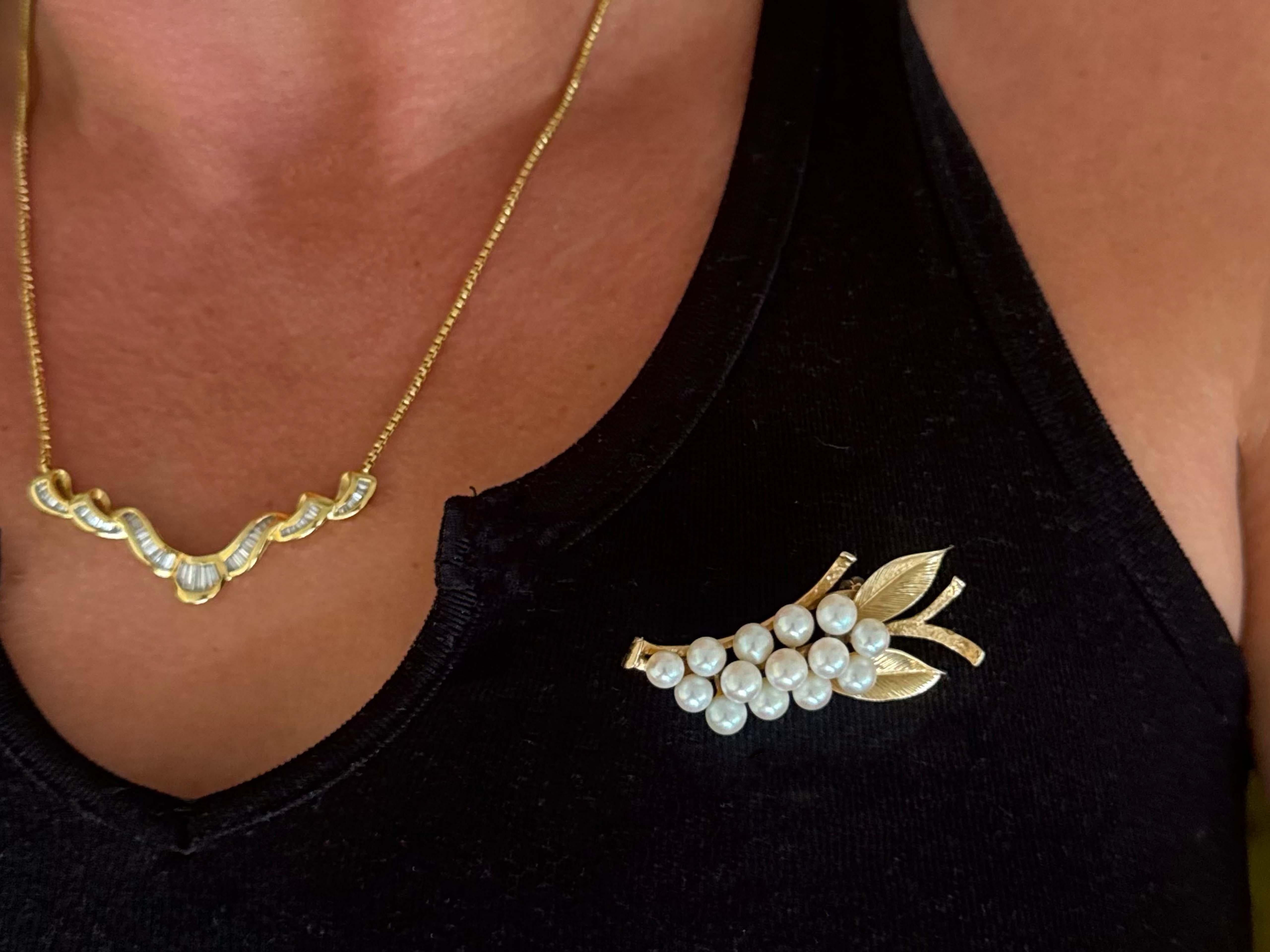 Mings Hawaii Pearl Leaf Branch Brooch Solid 14k Yellow Gold

Brooch Specifications:

Designer: Ming's Hawaii

Metal: 14k Yellow Gold

Pearls: Akoya Pearls

Total Weight: 9.5 Grams

Brooch Measurements: 2.10