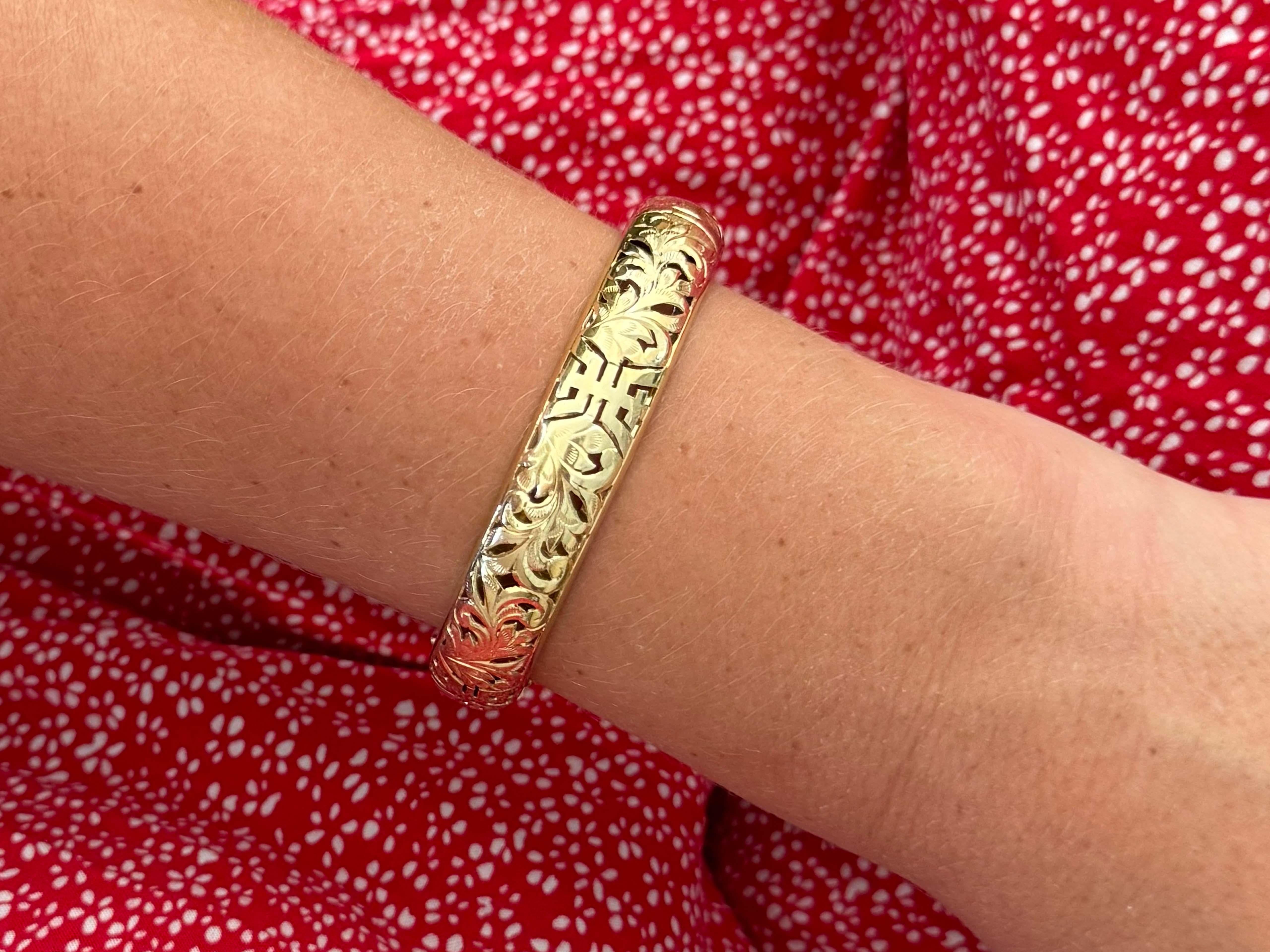 Mings Hawaii Bracelet jonc à charnière en or jaune 14 carats percé de longévité

Spécifications :

Designer : Ming's

Métal : Or jaune 14k

Poids total : 22,8 grammes

Circonférence du bracelet : ~7.5